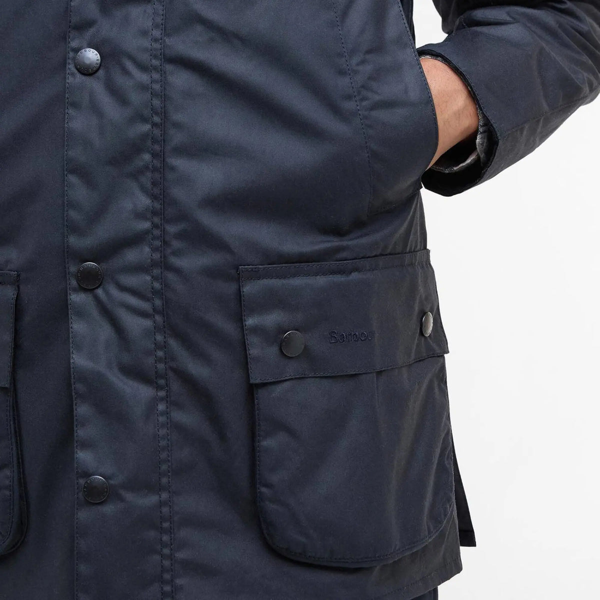 Poche à rabat de la veste Ashby marine, pression et signature Barbour brodée ton sur ton