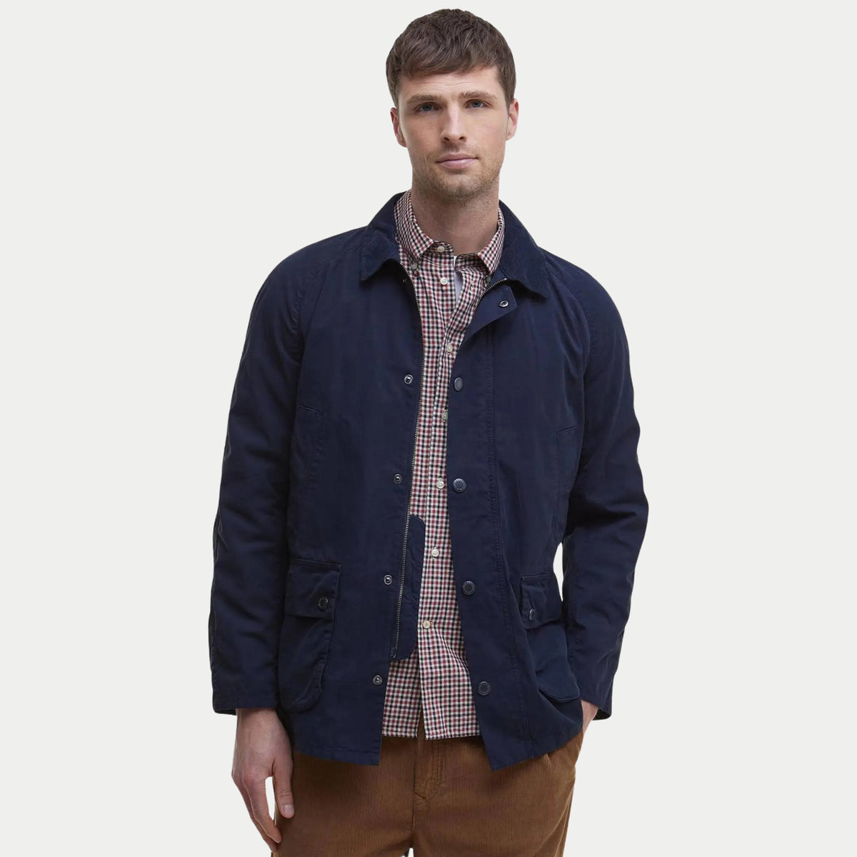 Veste Ashby Casual Barbour Marine portée ouverte sur une chemise à carreaux, coupe ajustée arrêtée aux hanches
