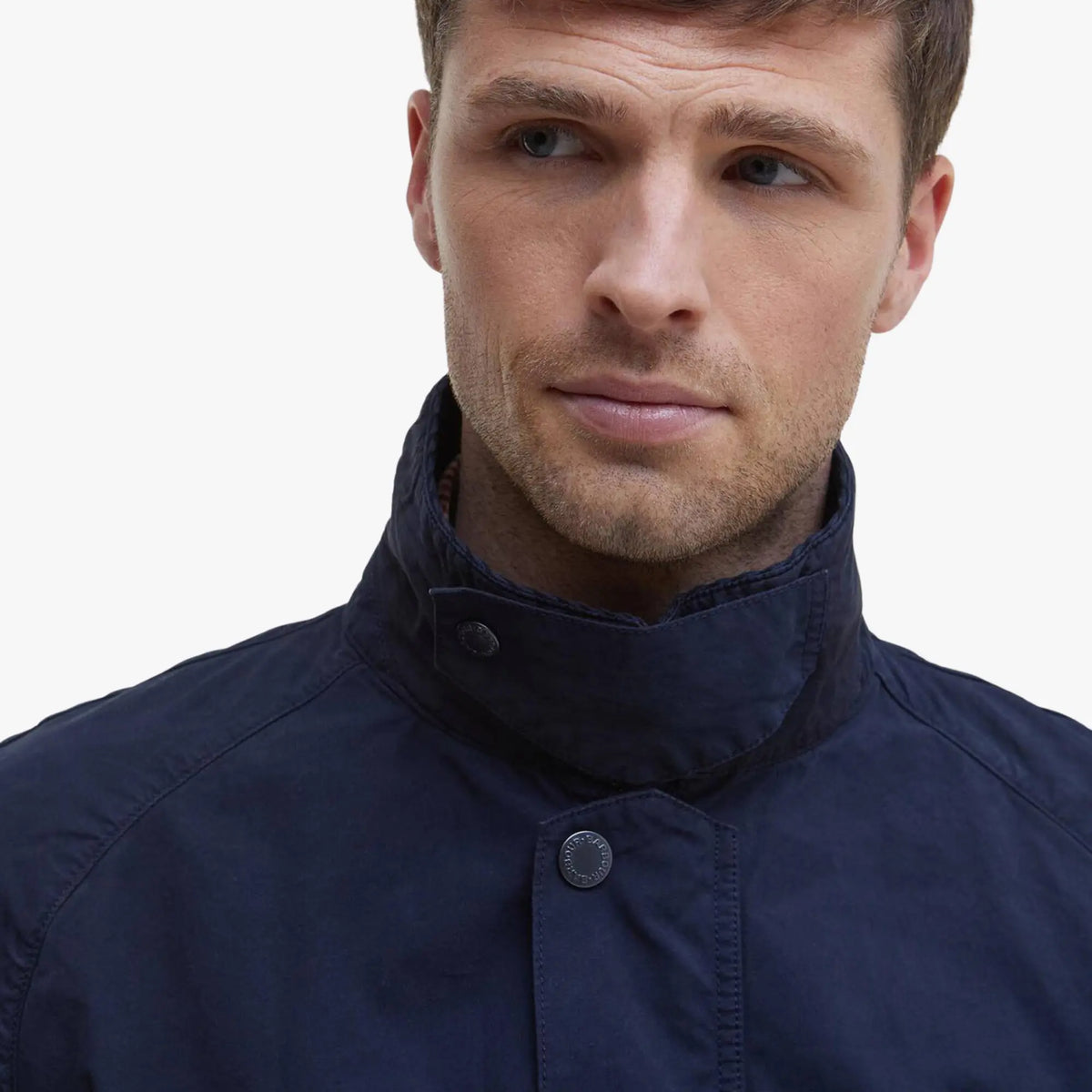 Col relevé et fermé par sa patte à pression sur la veste Ashby Casual Barbour Marine, velours côtelé ton sur ton