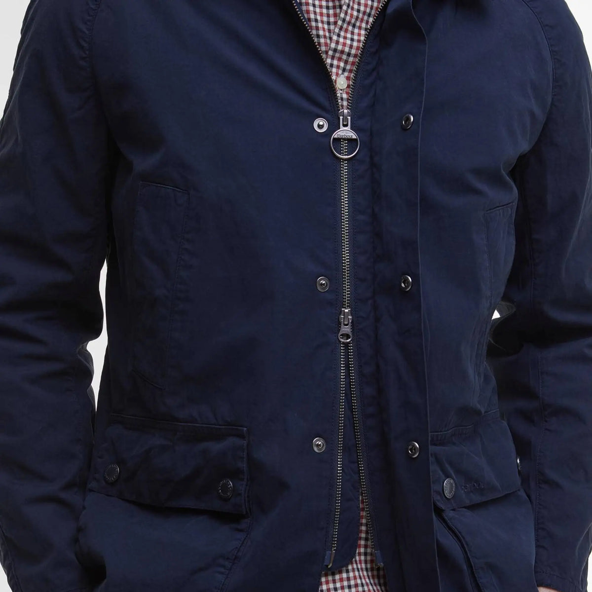 Fermeture de la veste Ashby Casual Barbour Marine : zip métal à tirette anneau gravée, caché sous la patte à pressions