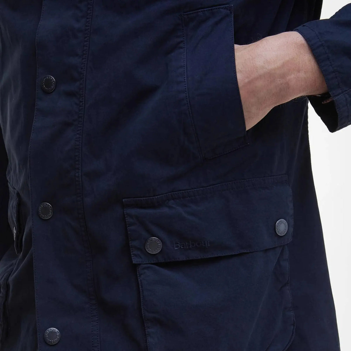 Poche plaquée à rabat et poche verticale de la veste Ashby Casual Barbour Marine, pression gravée Barbour