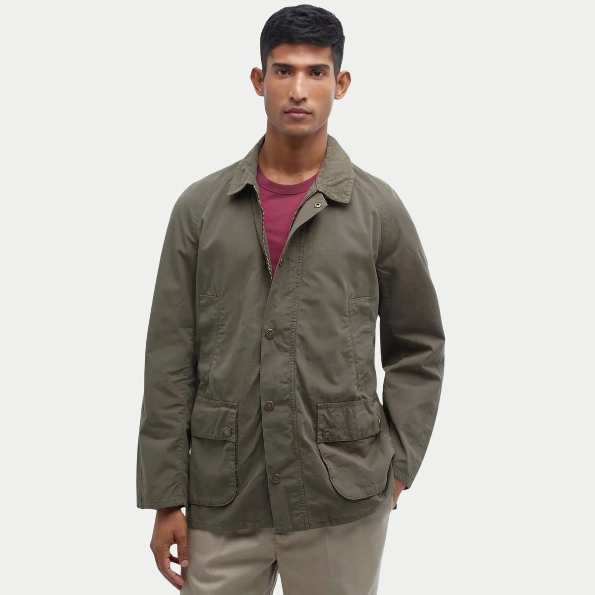Veste Ashby Casual Barbour Olive portée fermée sur un t-shirt bordeaux, silhouette droite arrêtée aux hanches
