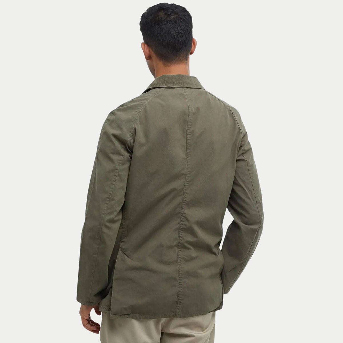 Dos de la veste Ashby Casual Barbour Olive portée : couture centrale et emmanchures raglan en coton vert olive