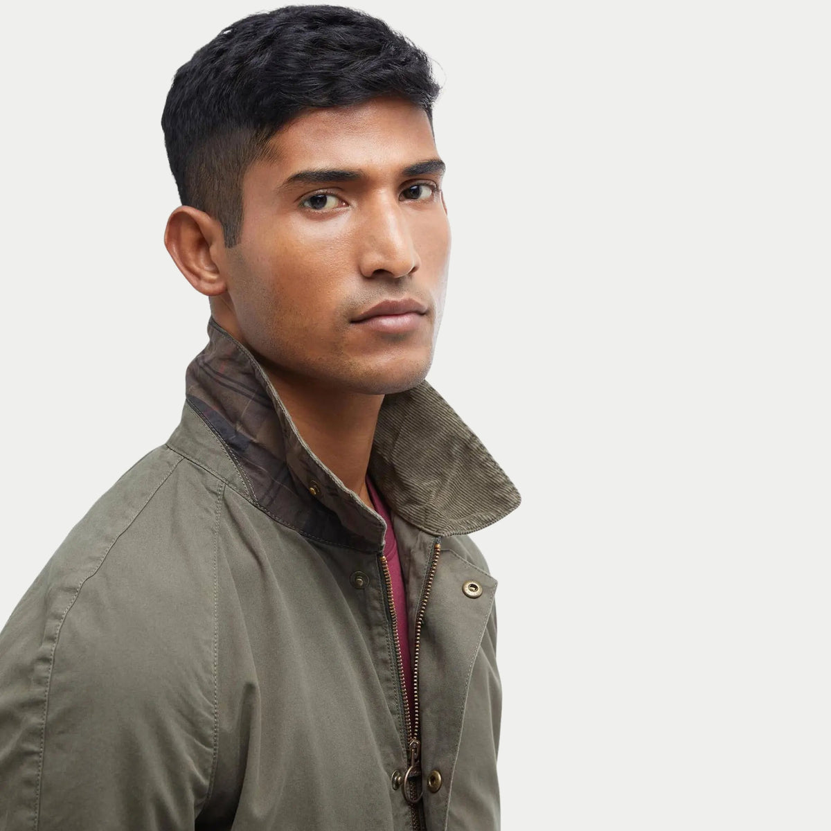 Veste Ashby Casual Barbour Olive col relevé de trois quarts, doublure tartan apparente et zip laiton à anneau