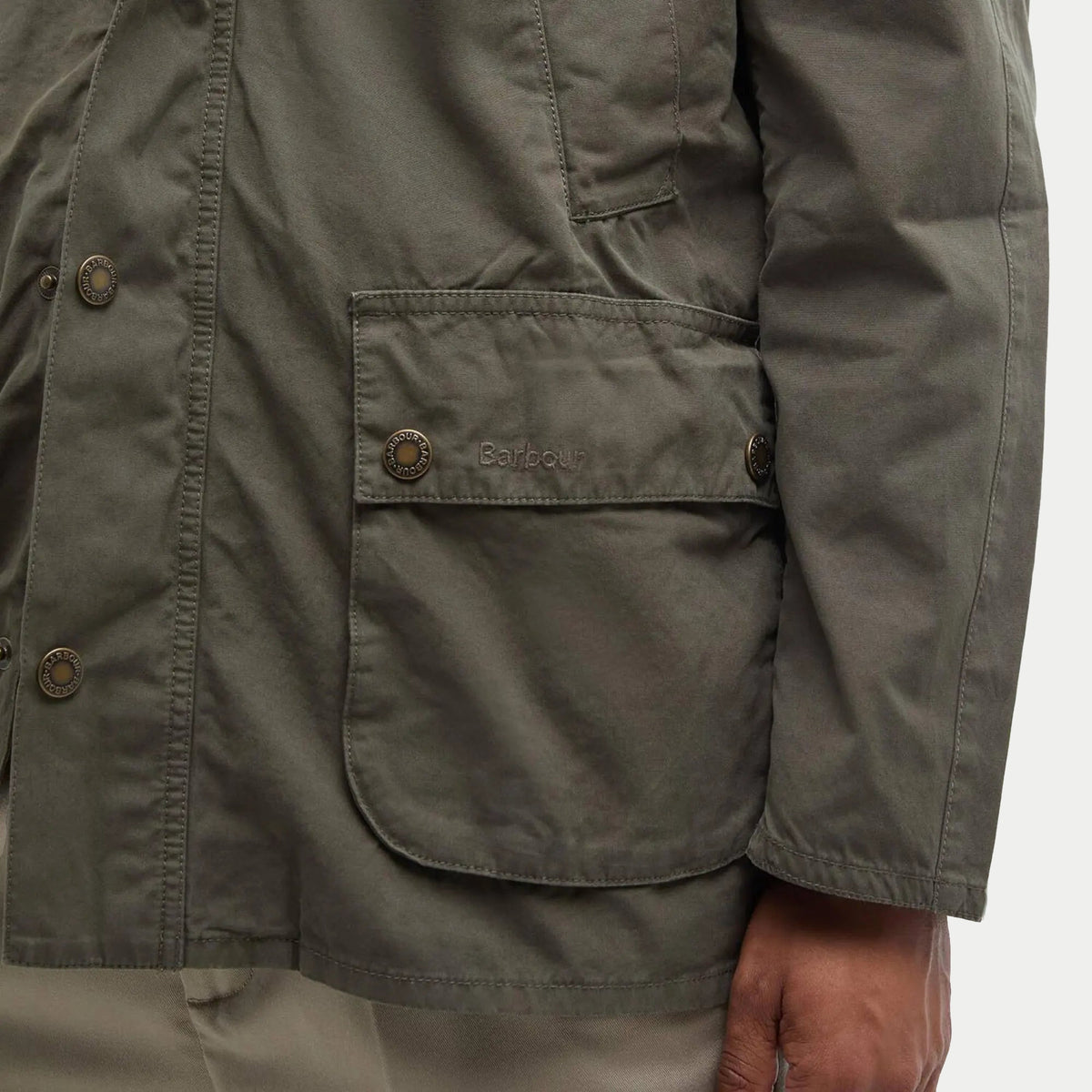 Poche plaquée à rabat de la veste Ashby Casual Barbour Olive, pression laiton gravée et poche poitrine passepoilée