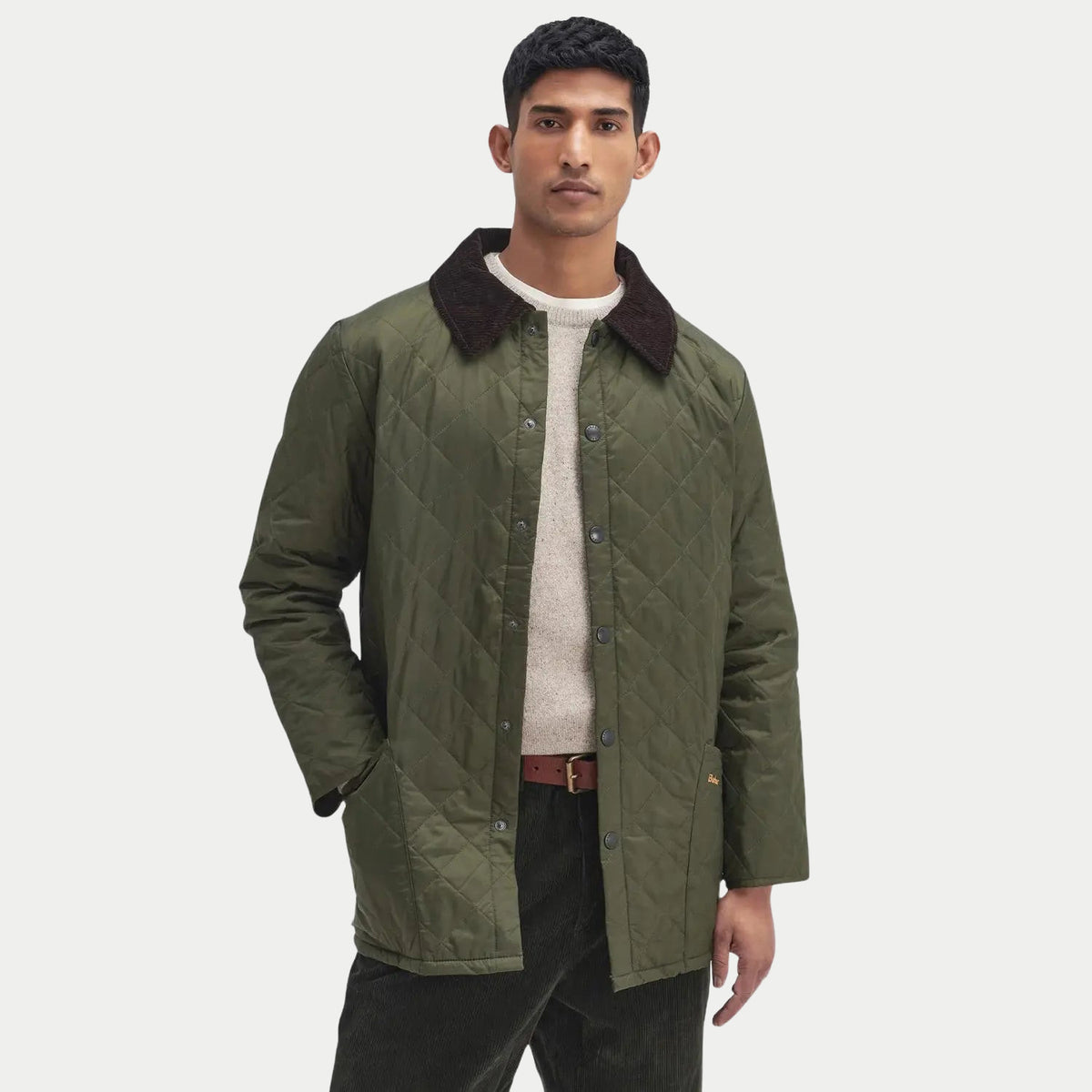 Veste matelassée Liddesdale olive Barbour portée ouverte sur un pull écru, longueur couvrant les hanches, vue de face
