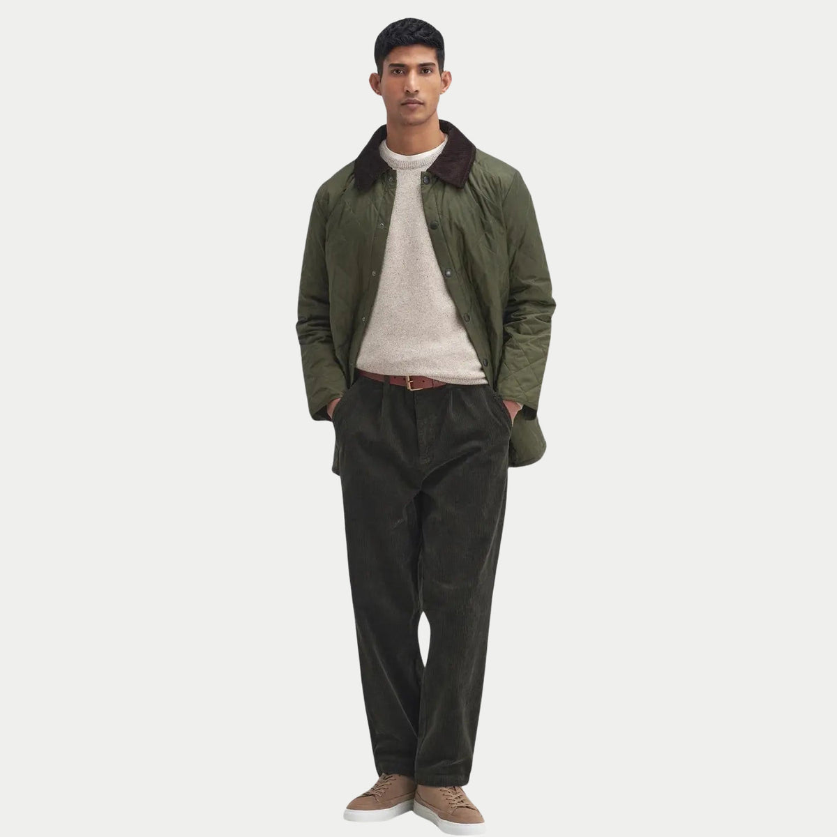 Veste matelassée Liddesdale olive Barbour vue en pied, portée ouverte sur un pantalon en velours côtelé foncé