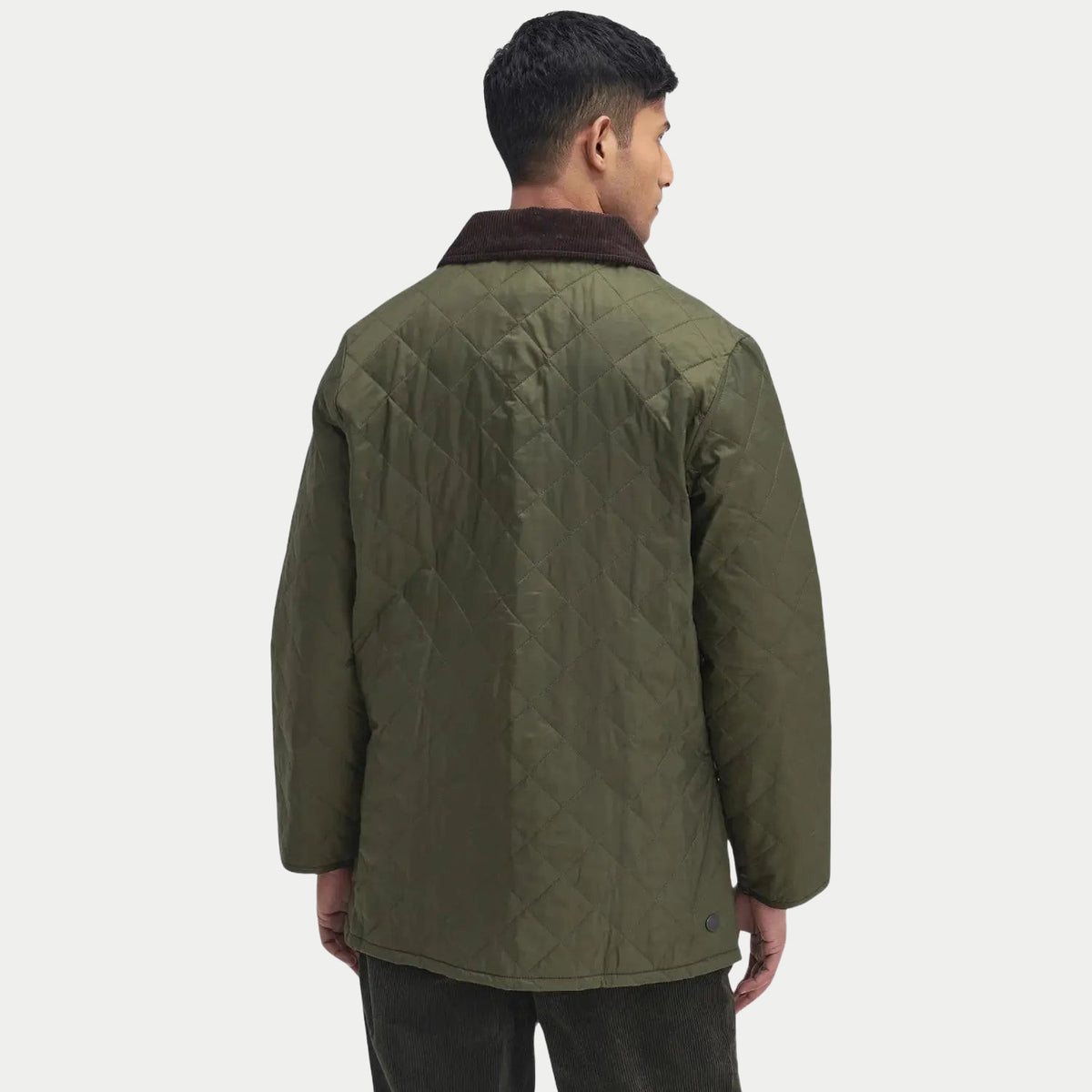 Dos de la veste matelassée Liddesdale olive Barbour, matelassage diamant continu et col en velours côtelé brun