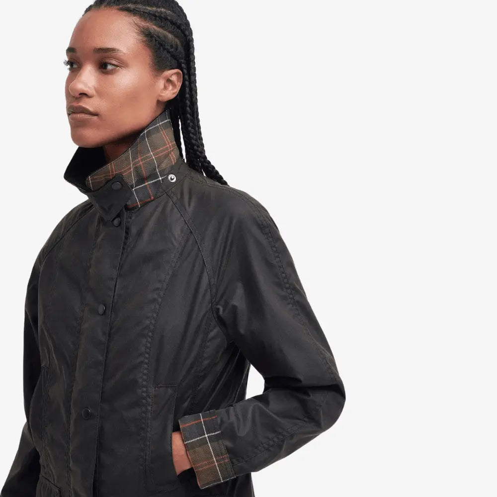 Veste cirée Barbour Beadnell olive portée col relevé, doublure tartan visible au col
