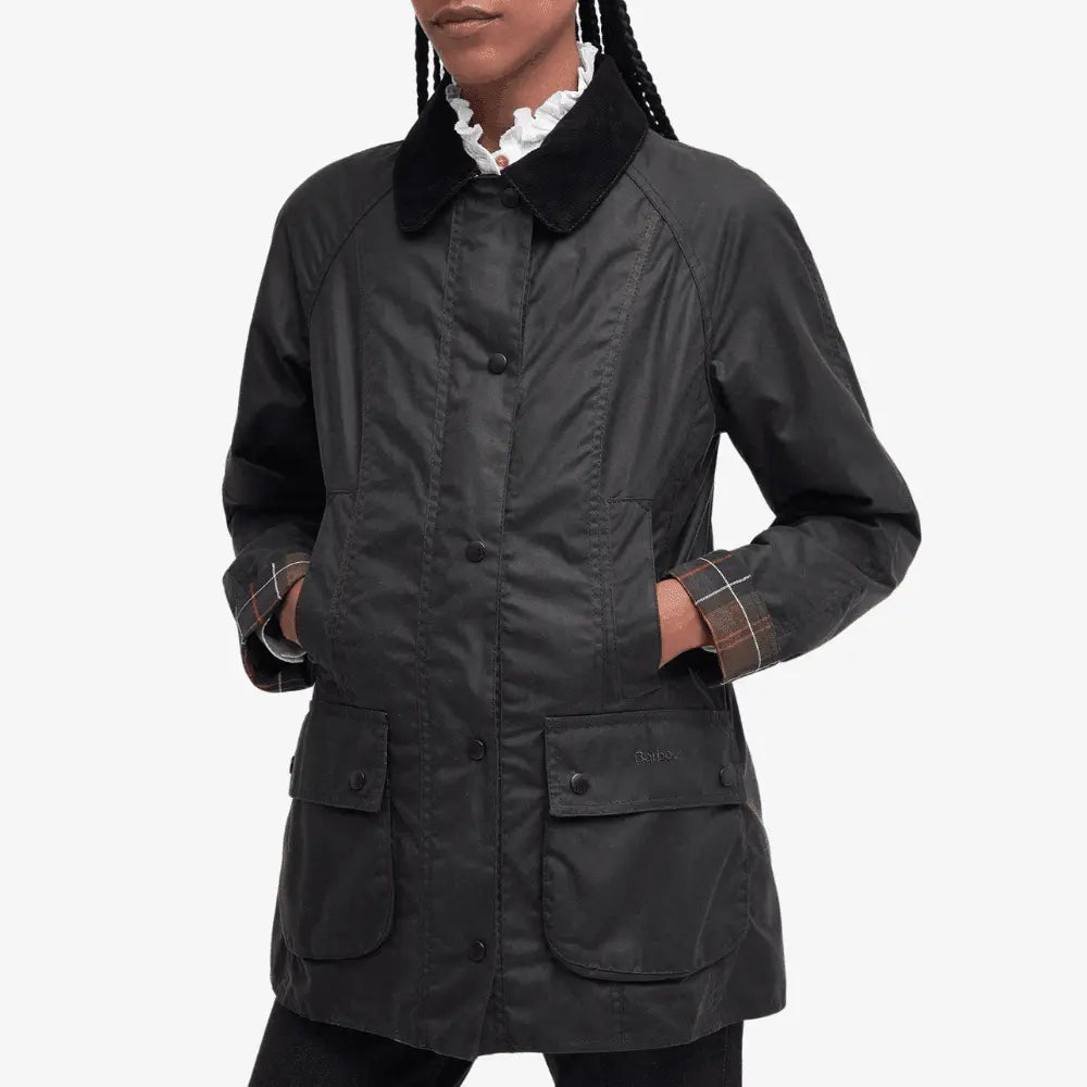 Veste cirée Barbour Beadnell olive portée fermée, les deux poches basses à rabat