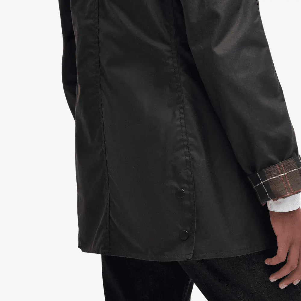 Dos de la Veste cirée Barbour Beadnell olive porté, tombé droit sous les hanches