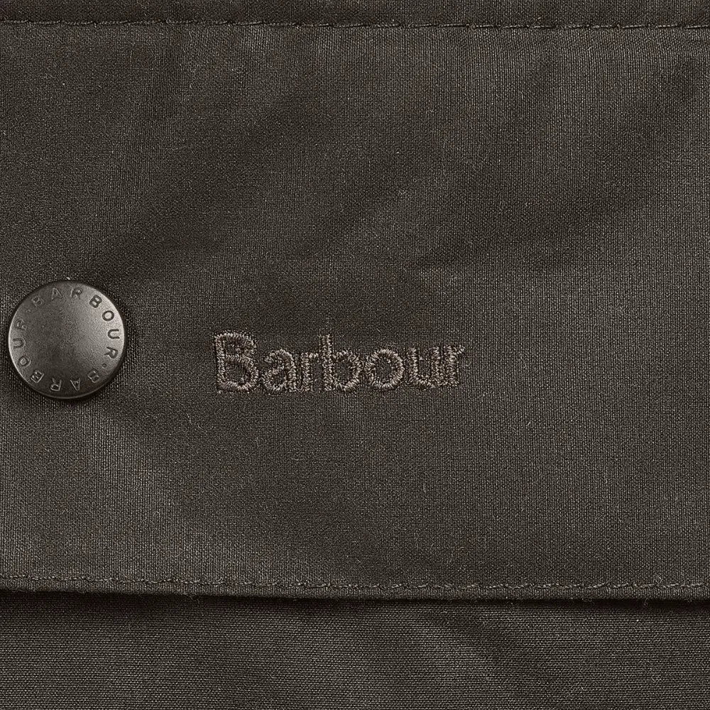 Broderie Barbour et pression estampillée sur le rabat de poche de la veste Beaufort olive