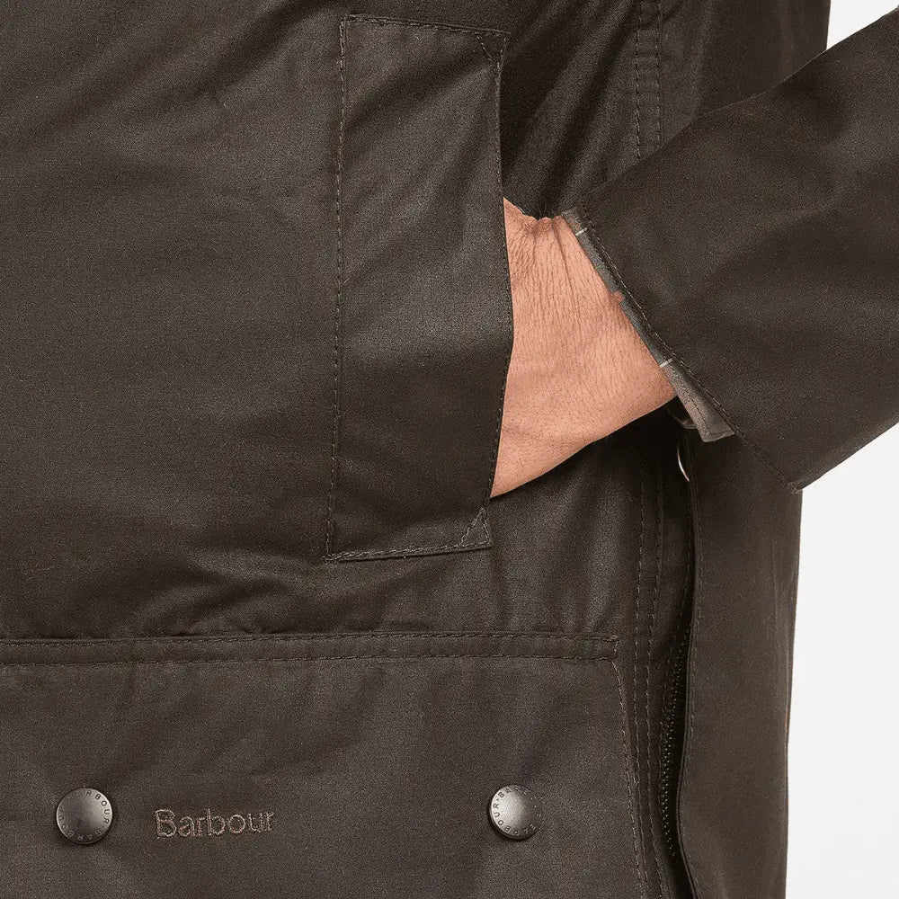 Poche chauffe-main verticale au-dessus de la grande poche à rabat, veste cirée Beaufort olive
