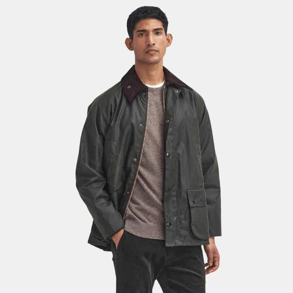 Bedale Archive Olive portée ouverte sur un pull chiné, toile cirée satinée, zip laiton et poche à rabat