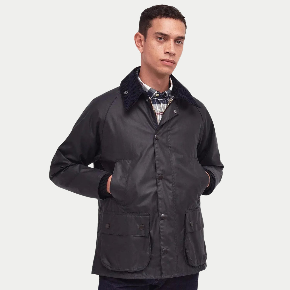 Bedale Marine portée fermée, mains dans les poches verticales, chemise à carreaux sous le col velours