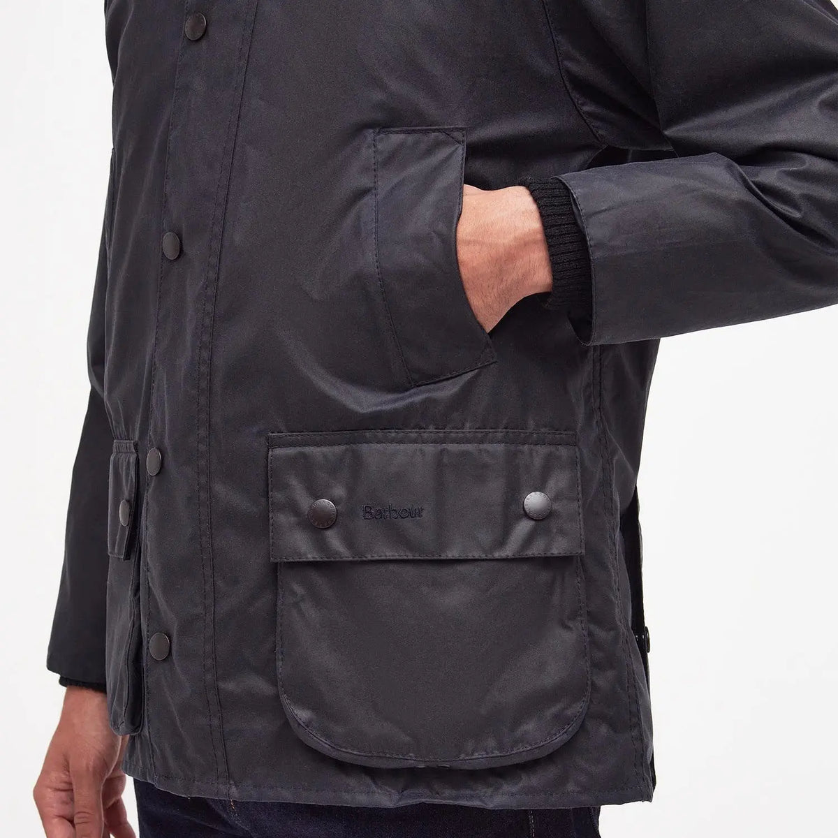 Poche à rabat brodée Barbour et poche verticale de la Bedale Marine, toile bleu nuit et poignet côtelé