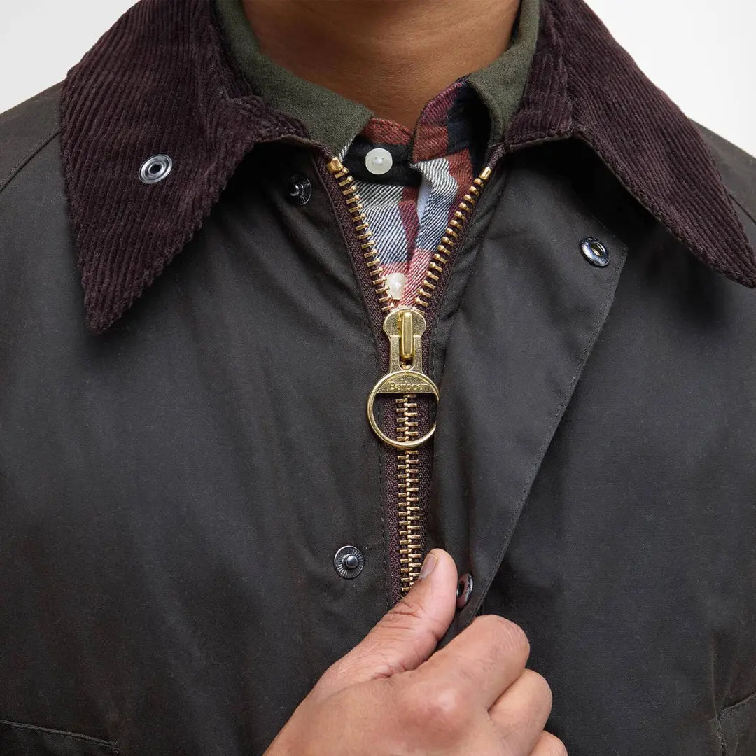 Zip laiton à anneau Barbour de la Bedale Olive, col en velours côtelé bordeaux et toile cirée mate