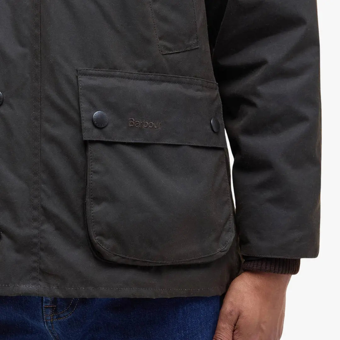 Poche à rabat brodée Barbour de la Bedale Olive, pression noire mate et poignet côtelé kaki
