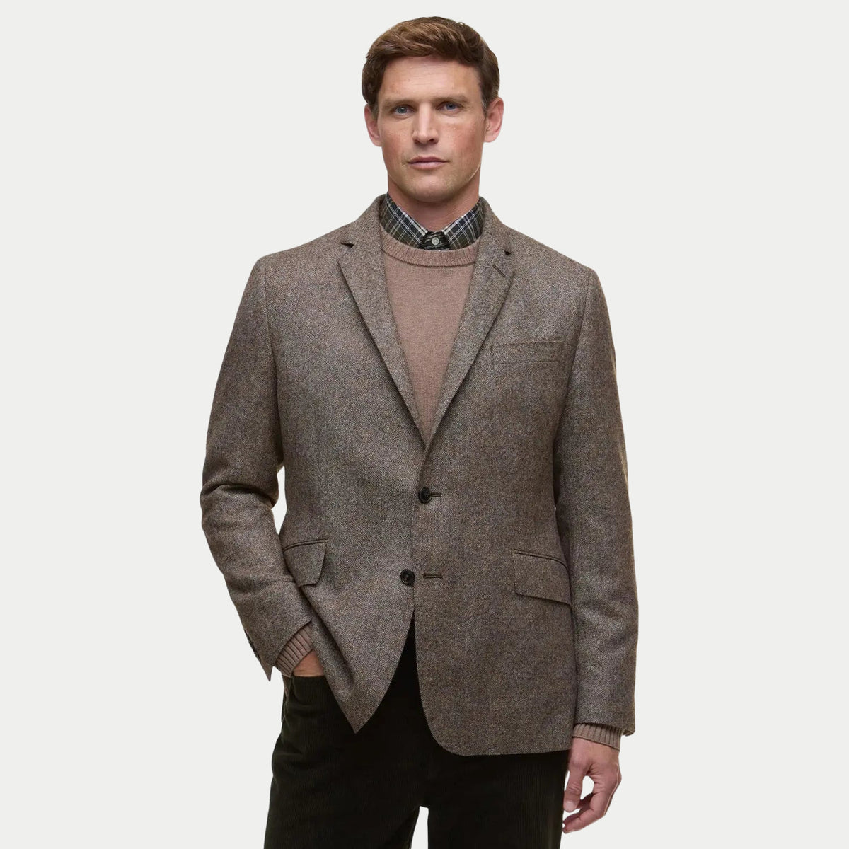 Blazer Godfrey Shetland Moons marron porté ouvert, revers crantés et poches à rabat