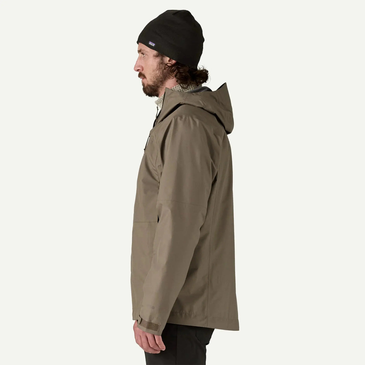Veste de pluie Boulder Fork Rain Patagonia Marlow Brown vue de profil, capuche relevée et poignet à patte auto-agrippante