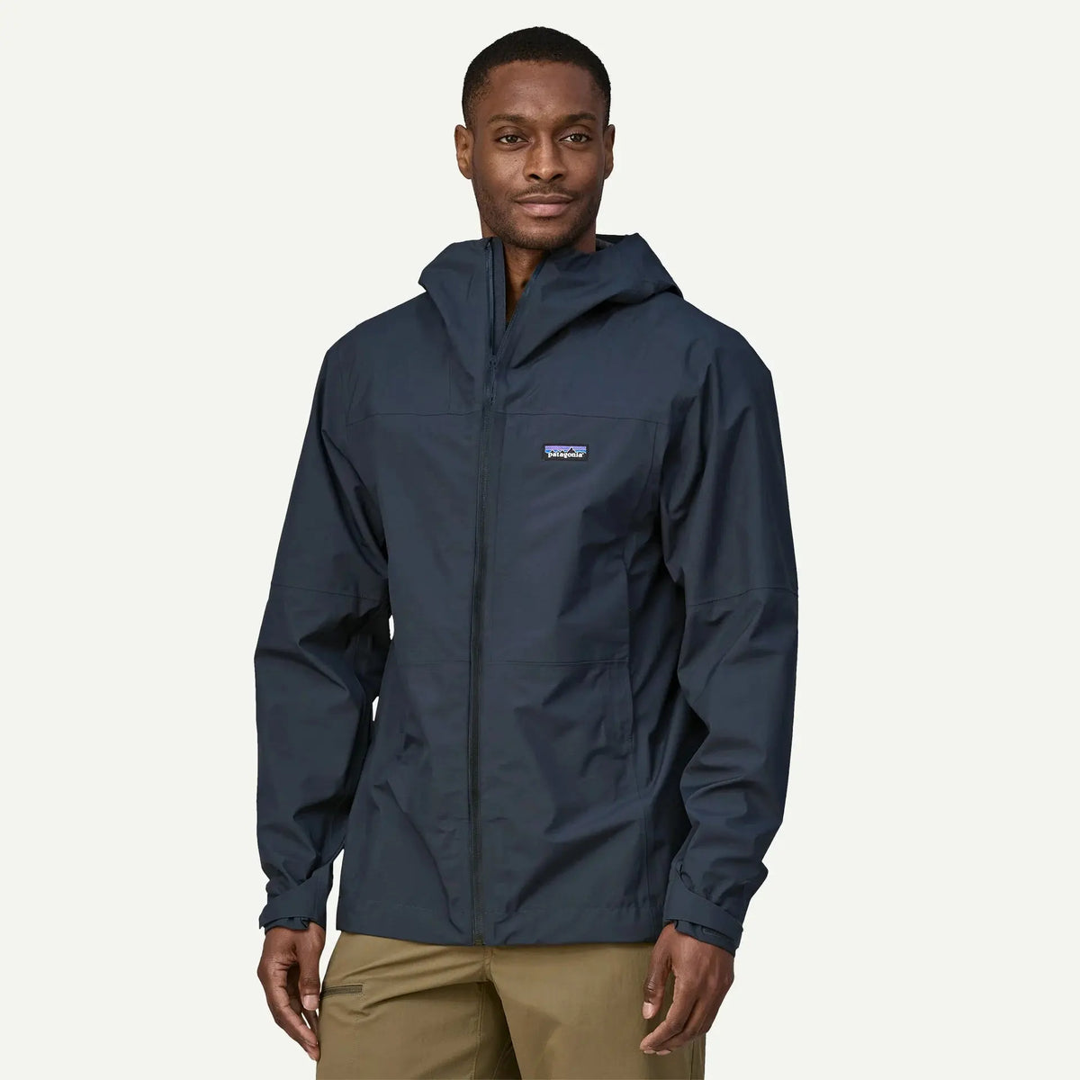 Veste Boulder Fork Rain Patagonia Smolder Blue portée de face, capuche rabattue, poche poitrine zippée