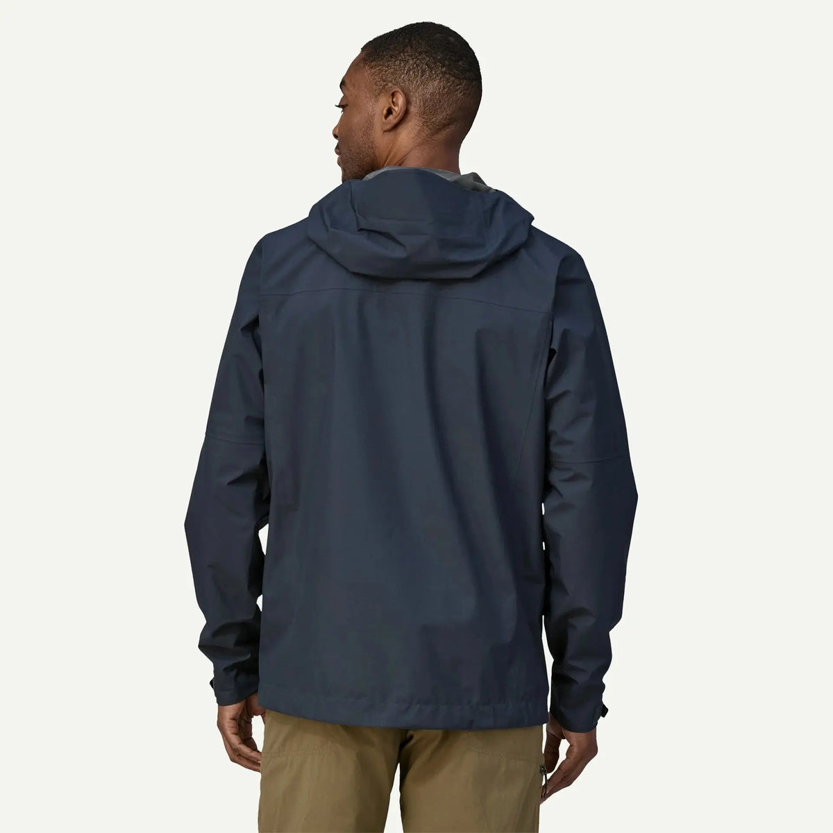 Veste Boulder Fork Rain Patagonia Smolder Blue vue de dos, empiècement d’épaules et bas à cordon de serrage