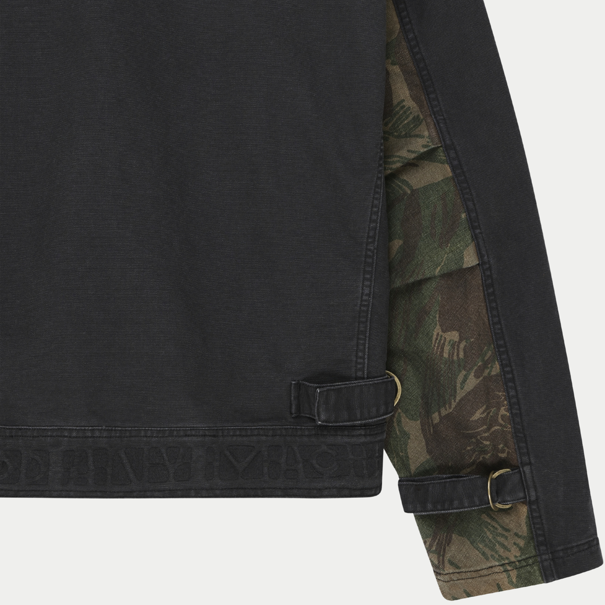 Veste Common State Anthracite Deus Ex Machina - détail du bas de dos, sangle à boucle et panneau camouflage latéral