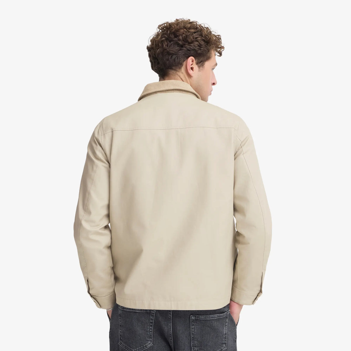 Vue de dos portée de la veste en coton ciré beige, coupe droite et col en velours relevé