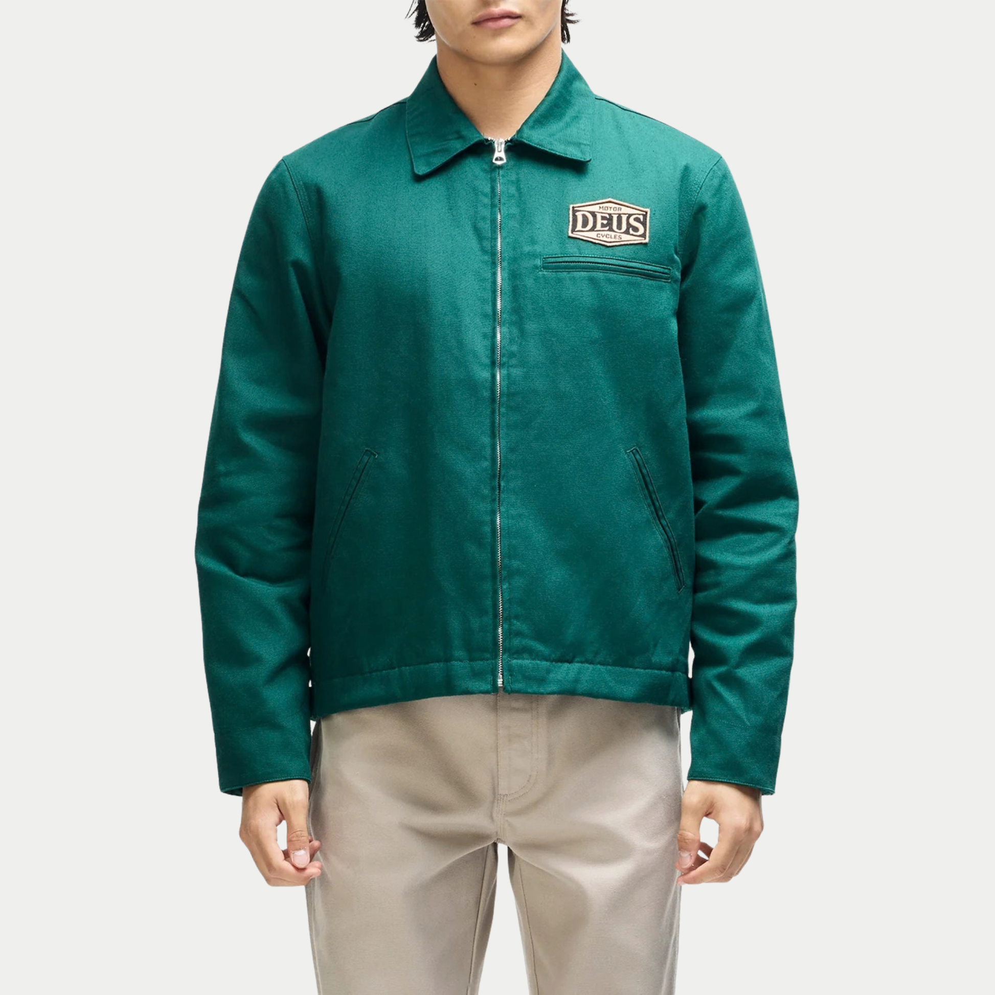 Veste Earls Work Racing Green Deus Ex Machina - vue portée de face, zip fermé, col chemise et poche poitrine