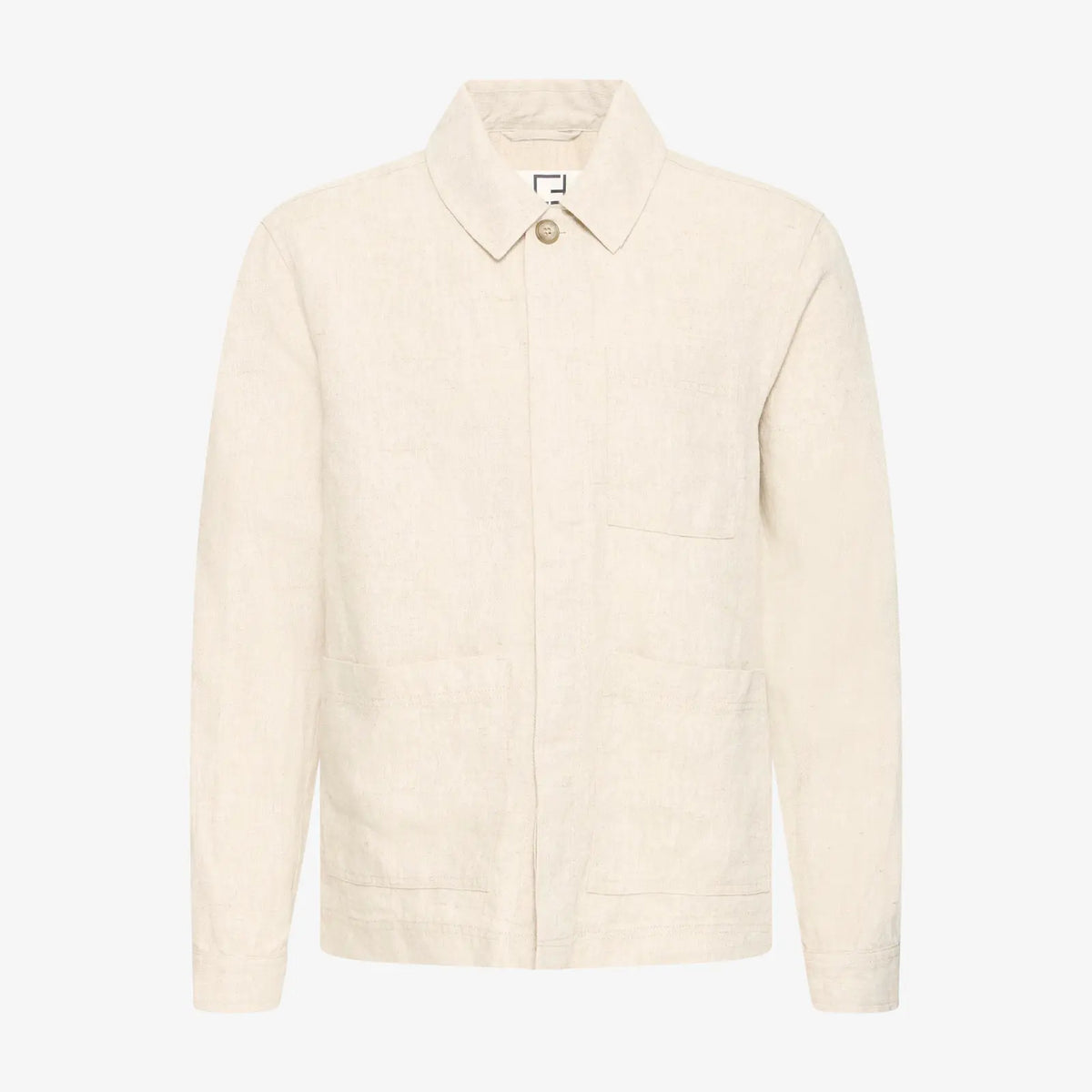 Veste en lin beige naturel vue de face : col chemise, boutonnage sous patte et trois poches plaquées