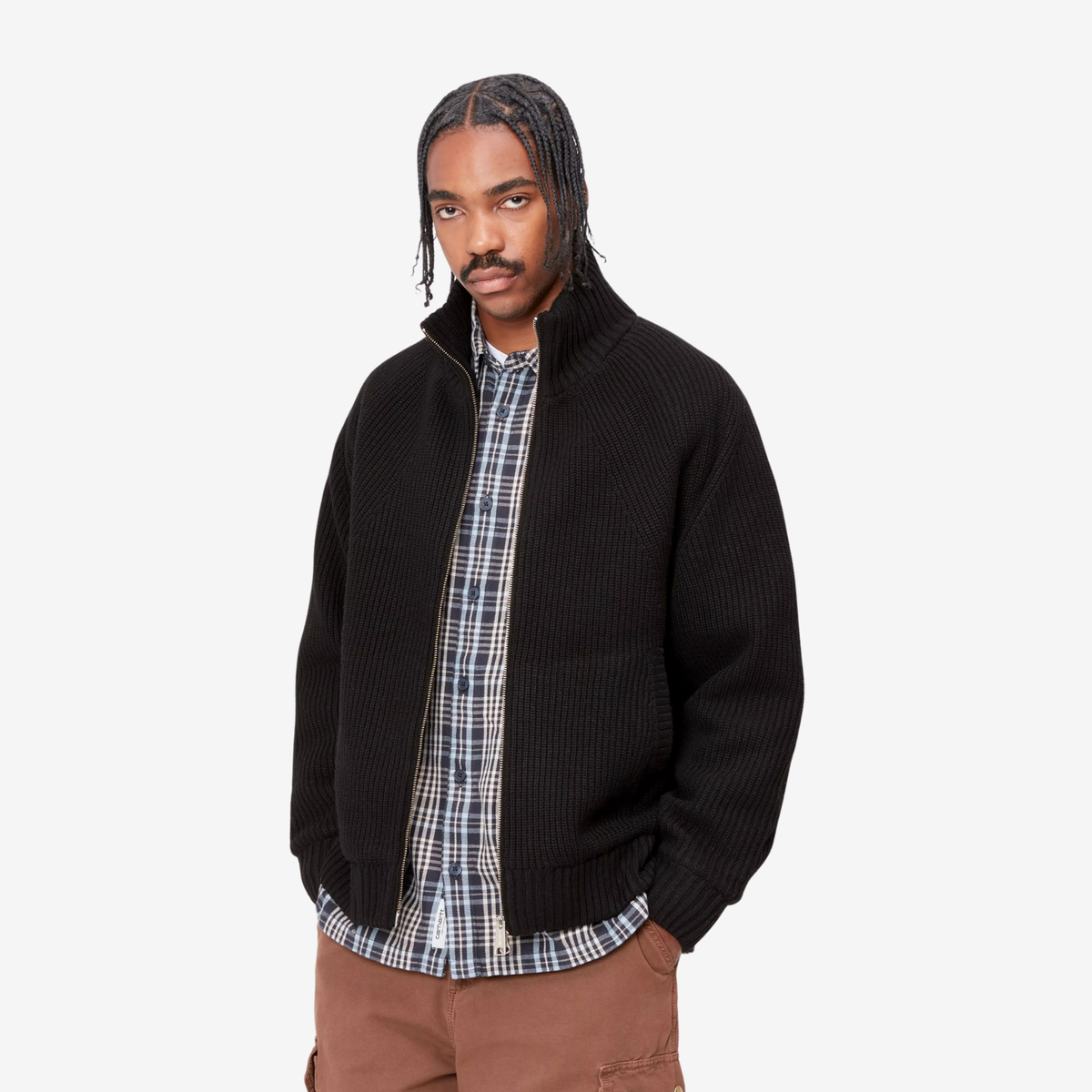 Veste en maille Banley noire Carhartt WIP portée ouverte sur une chemise à carreaux, vue de face