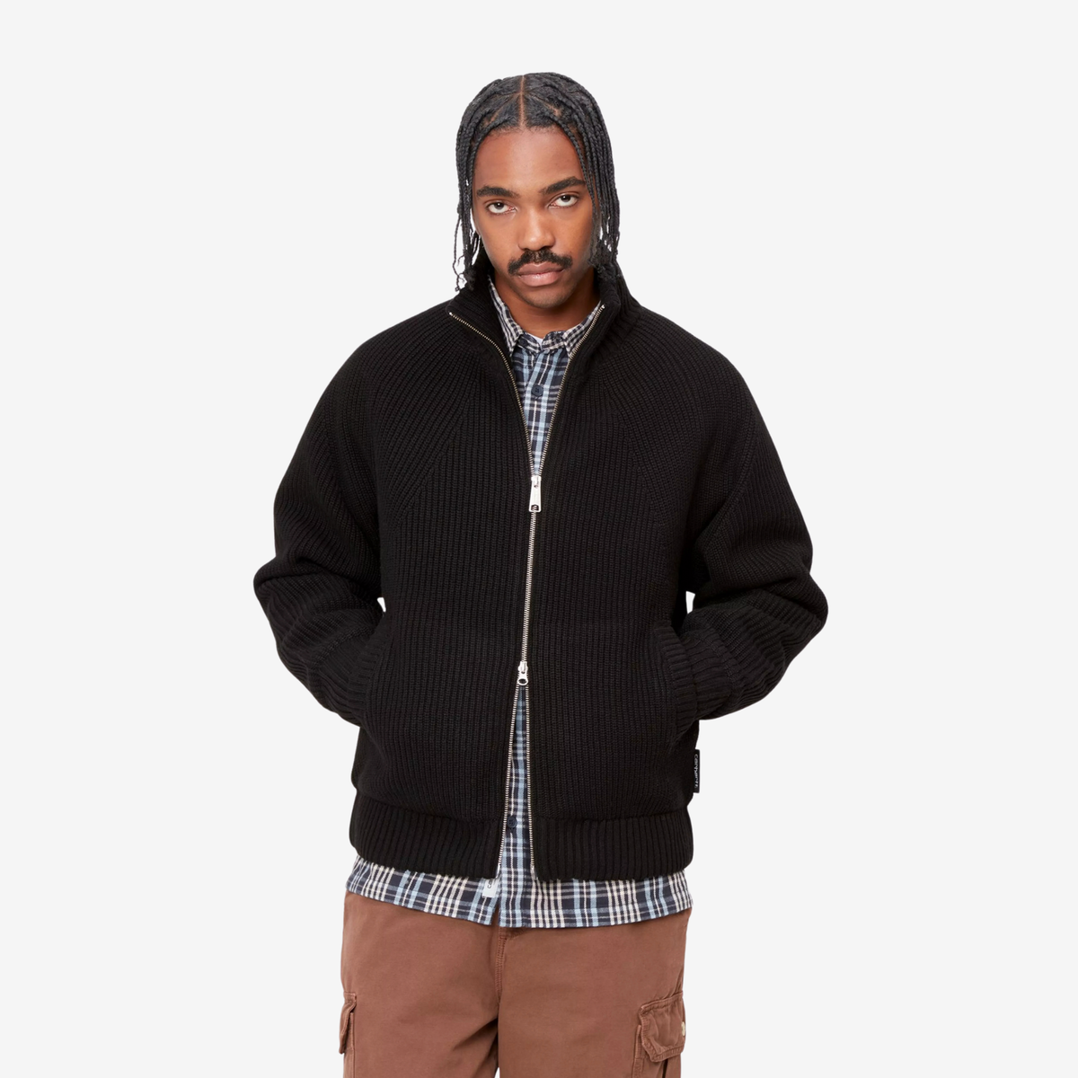 Veste en maille Banley noire Carhartt WIP portée zippée, mains dans les poches passepoilées