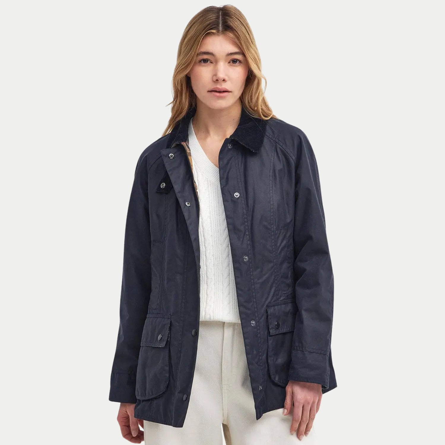 Veste Beadnell cirée bleu marine Barbour portée de face