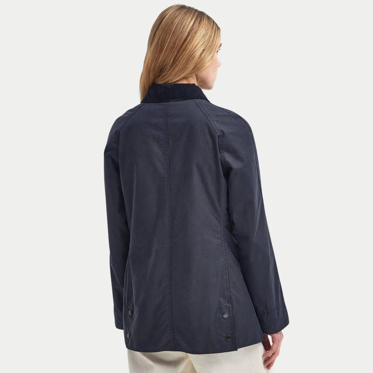 Veste Beadnell cirée bleu marine Barbour portée de dos