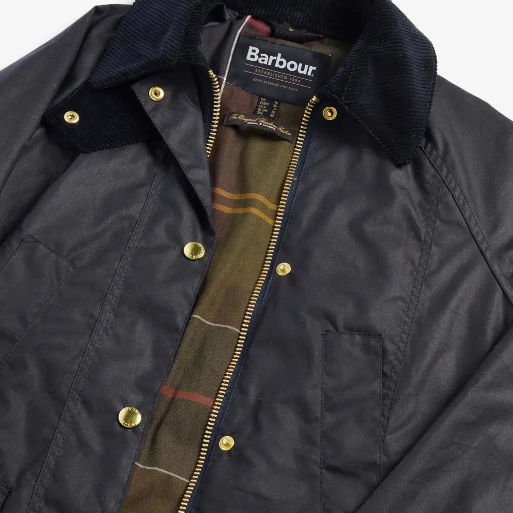 Intérieur de la Modern Beadnell : étiquette Barbour et doublure tartan classique olive et rouge