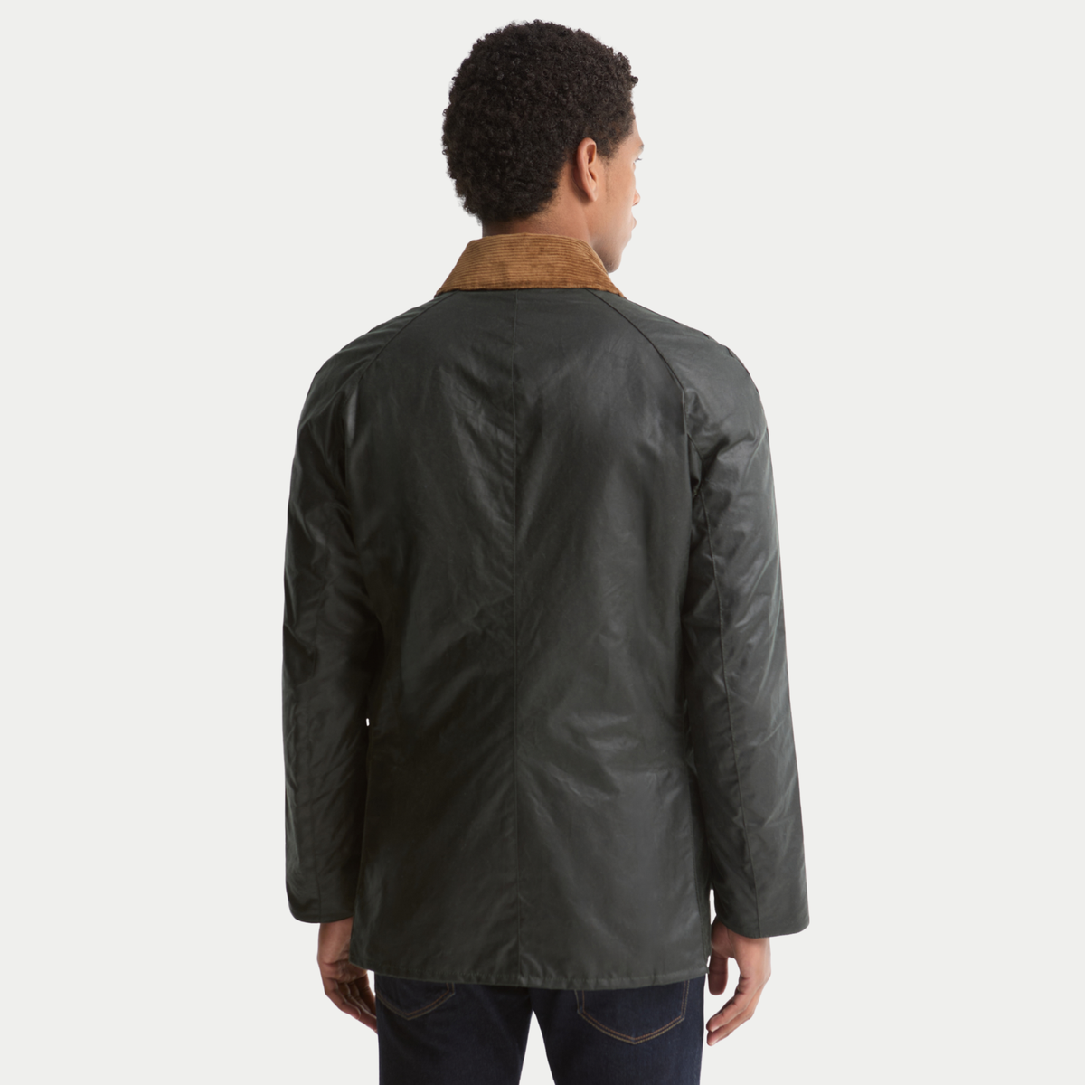 Veste Barbour Festive Ashby Sage portée, vue de dos : manches raglan et col en velours côtelé