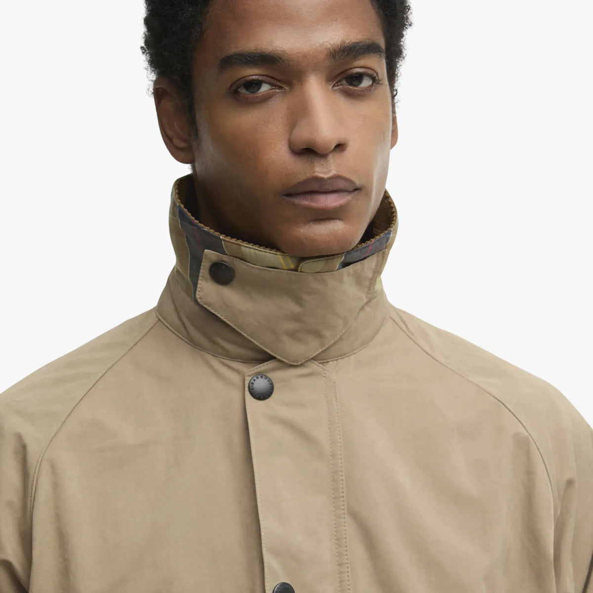 Col relevé fermé par pression sur la Bedale Casual beige, doublure tartan visible au revers du col.