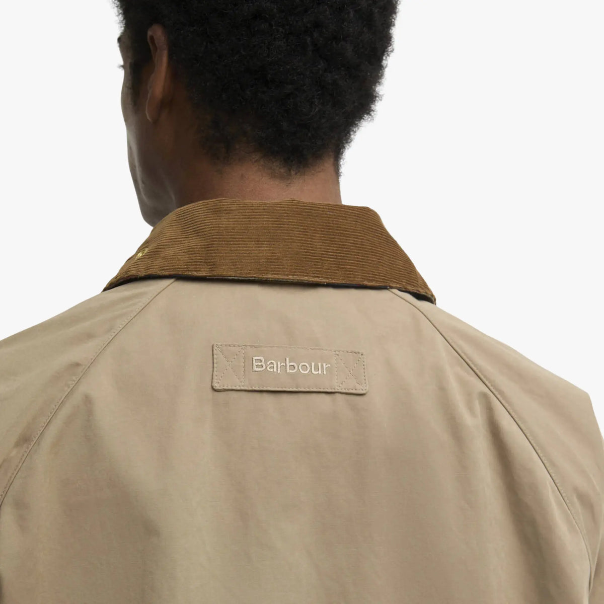Haut du dos de la Bedale beige sable, col en velours côtelé brun et patch Barbour brodé ton sur ton.
