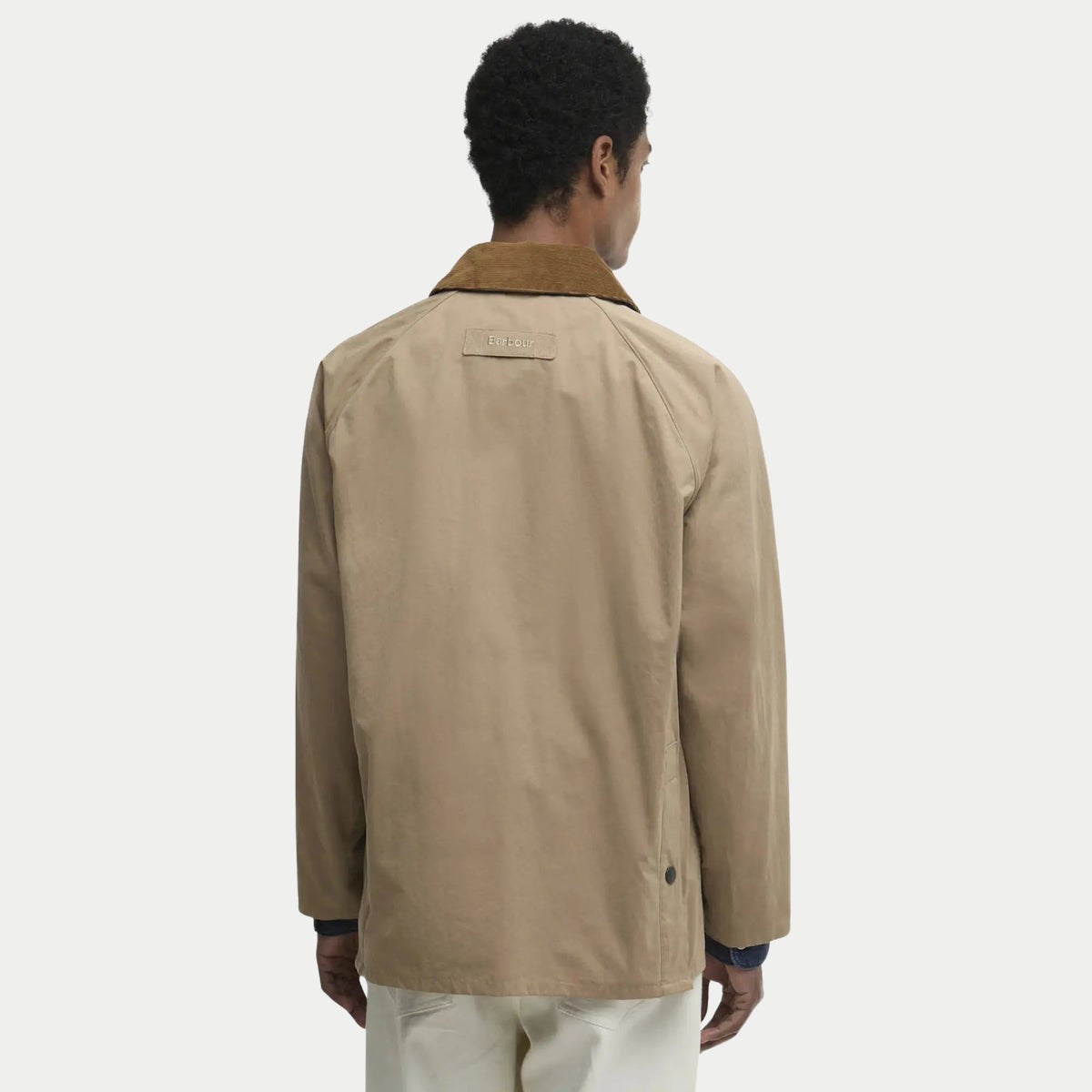 Dos de la Bedale Casual beige sable portée, patch Barbour ton sur ton sous le col en velours brun.