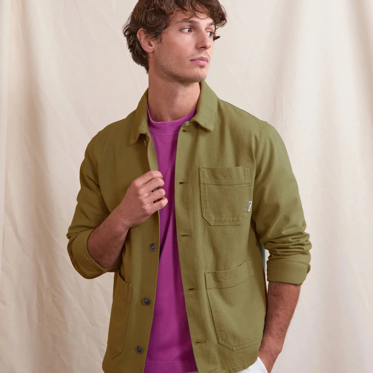 Veste Lorge kaki portée ouverte sur un t-shirt fuchsia, col chemise rabattu