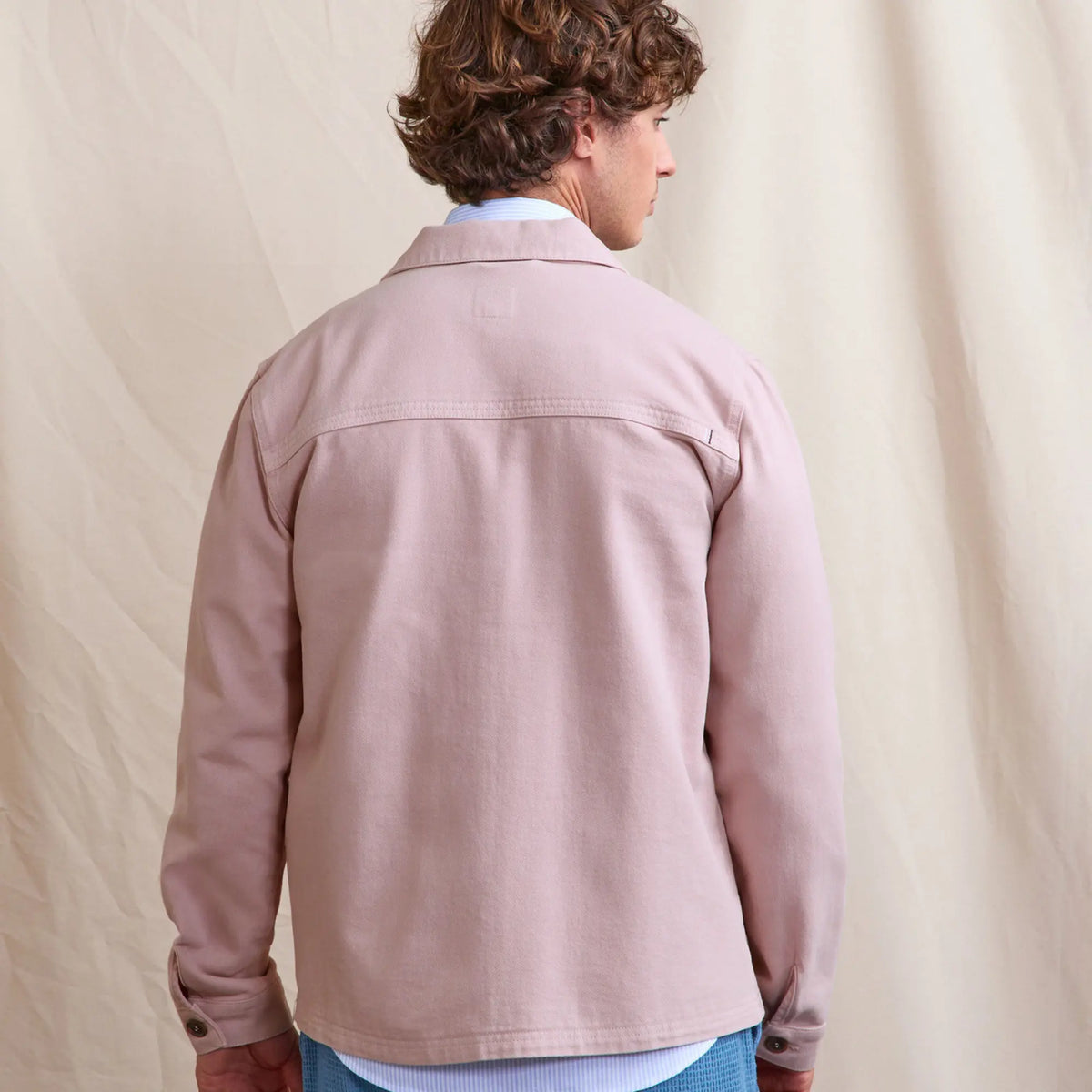 Dos de la veste Lorge rose porté, empiècement d'épaules et poignets boutonnés