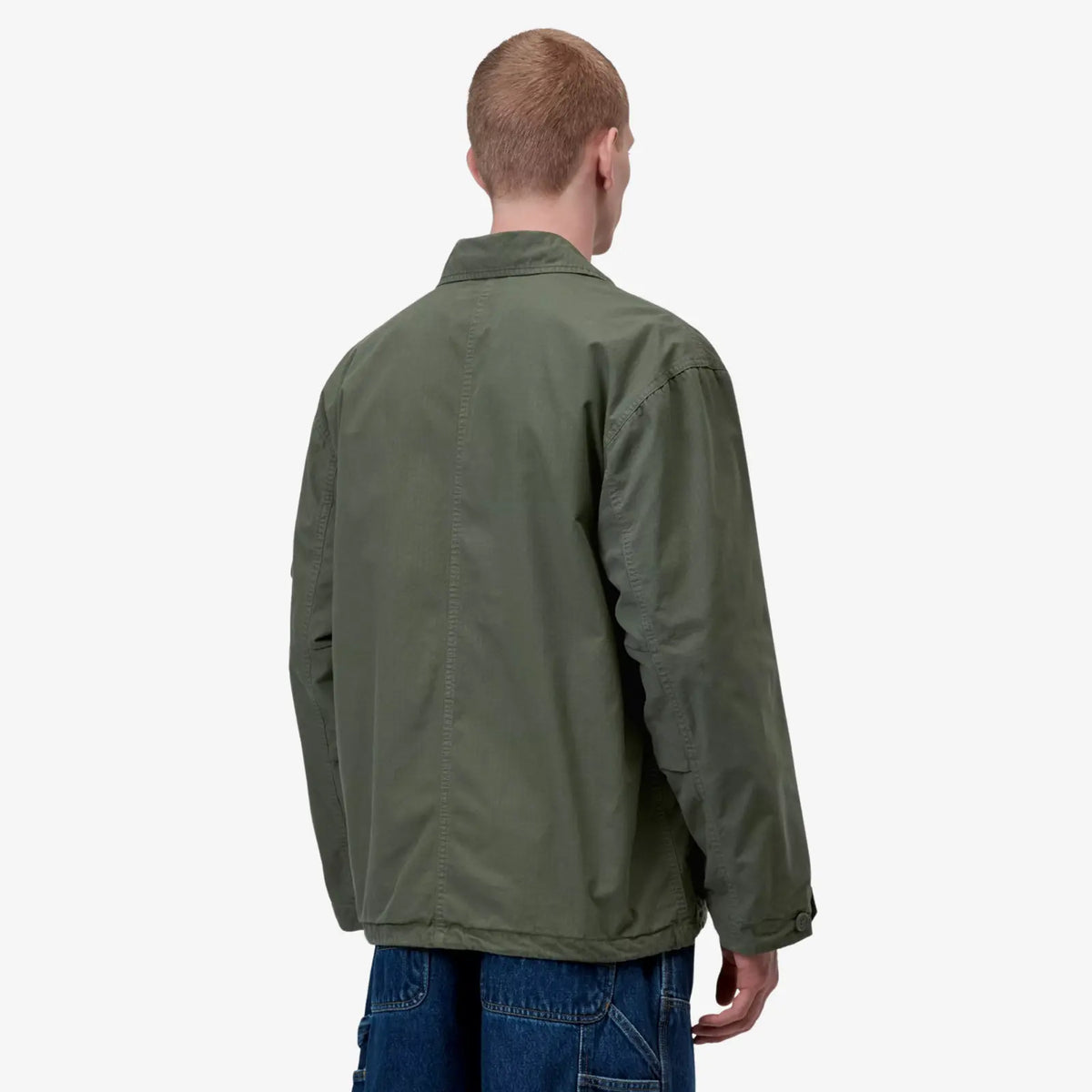 Veste Manderson vert kaki portée de dos, coupe droite ample et empiècement d'épaule marqué par la couture