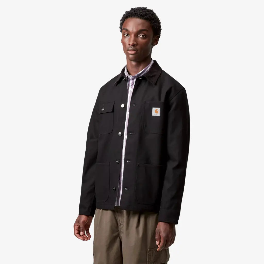 Veste Michigan Winter noire portée fermée, de trois quarts face : col velours brun et patch Carhartt
