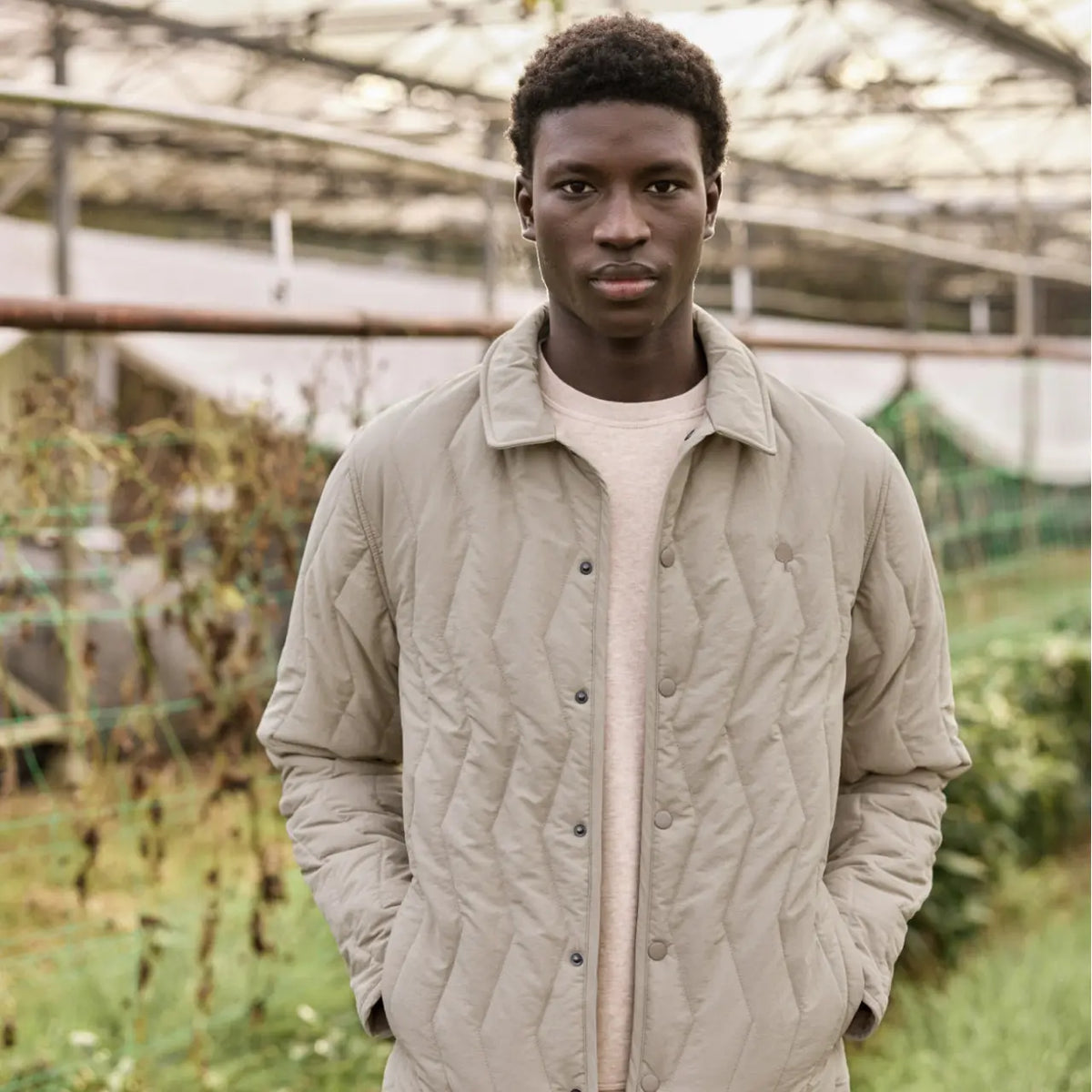 Veste Obernai beige portée ouverte en extérieur sur un sweat écru