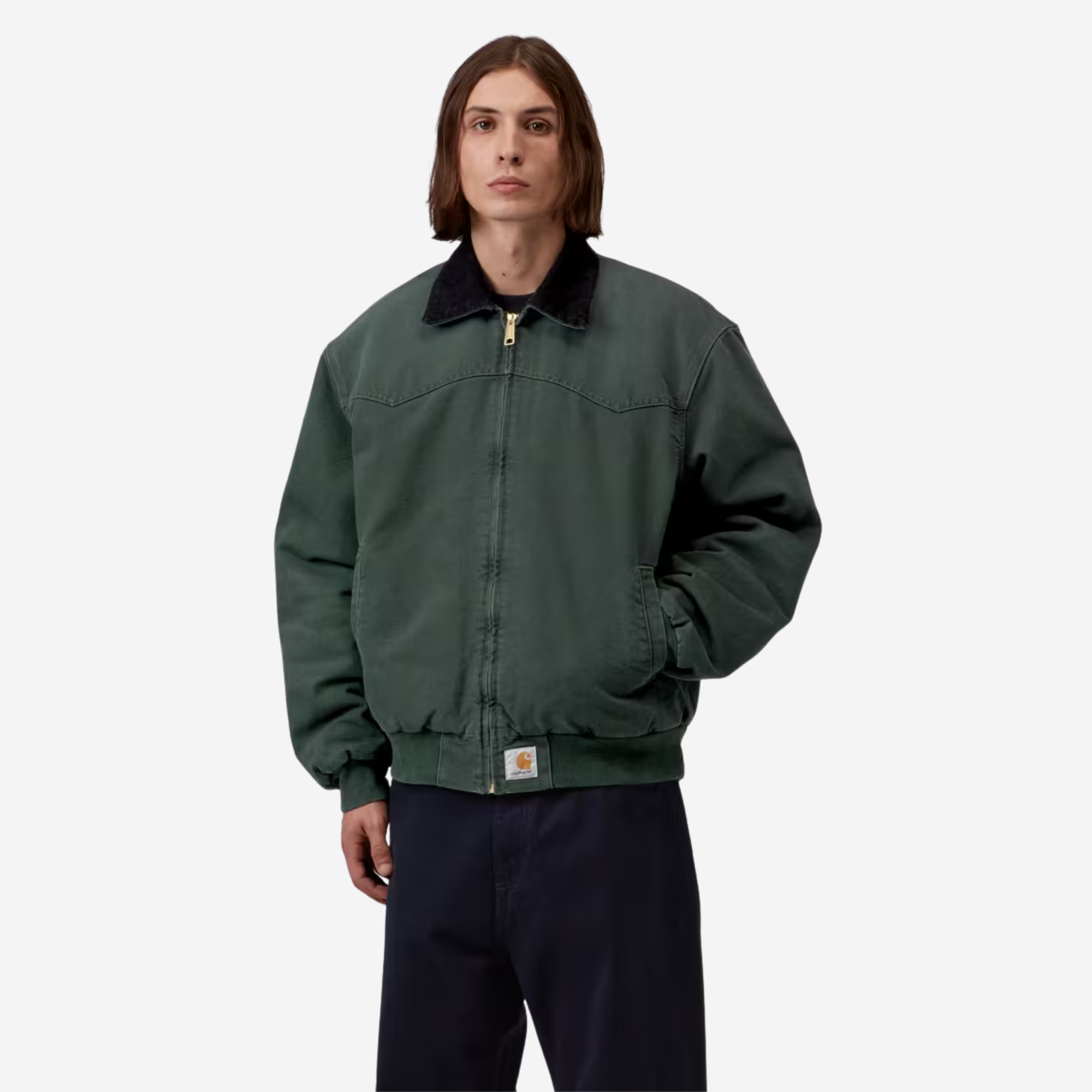 Veste OG Santa Fe Carhartt WIP vert sapin portée fermée, zip laiton et étiquette Carhartt à la taille