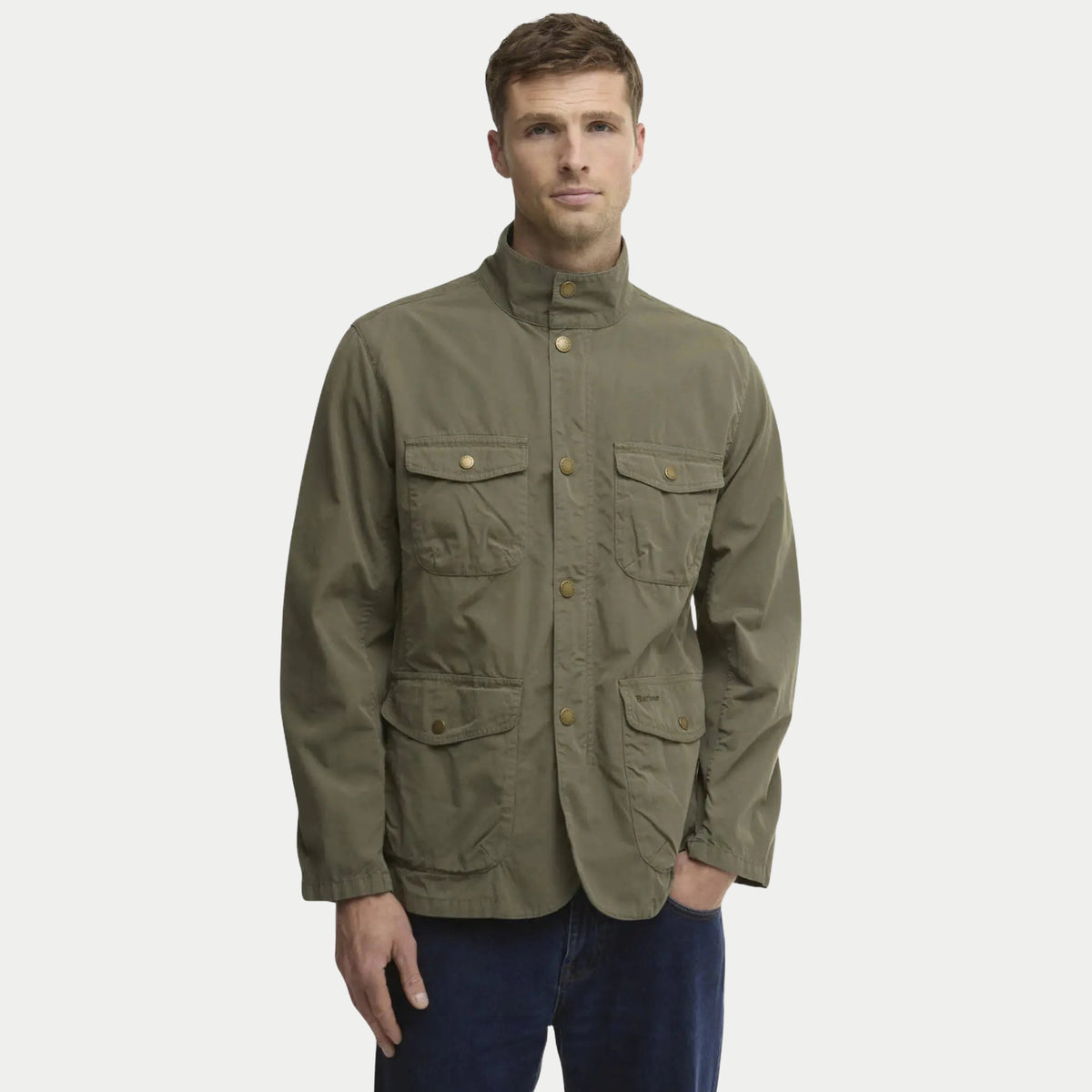 Veste Ogston Dusty Olive portée fermée, col montant dressé et coton léger olive
