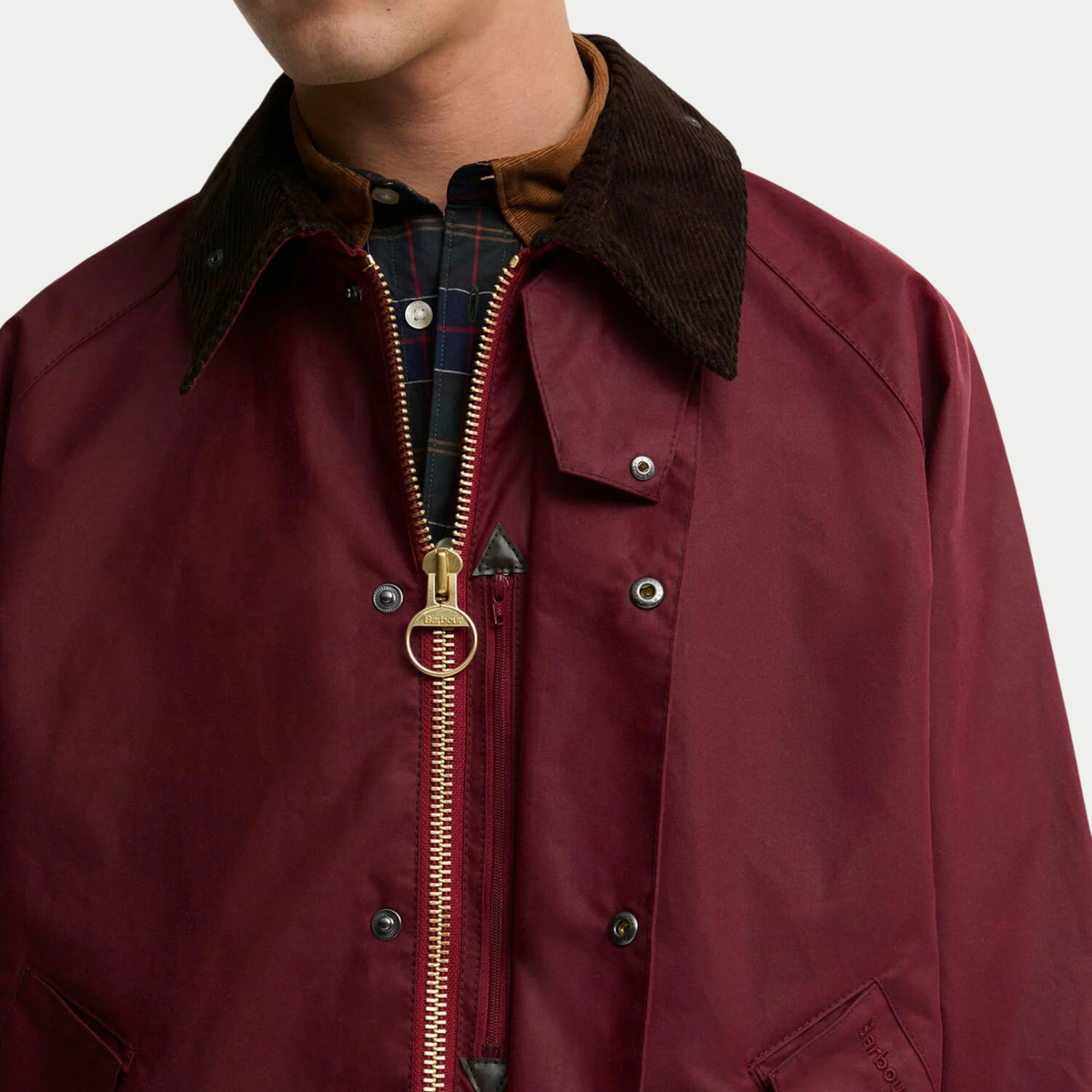 Détail de la veste Barbour OS Transport Biking Red portée : zip laiton à tirette Barbour et pressions