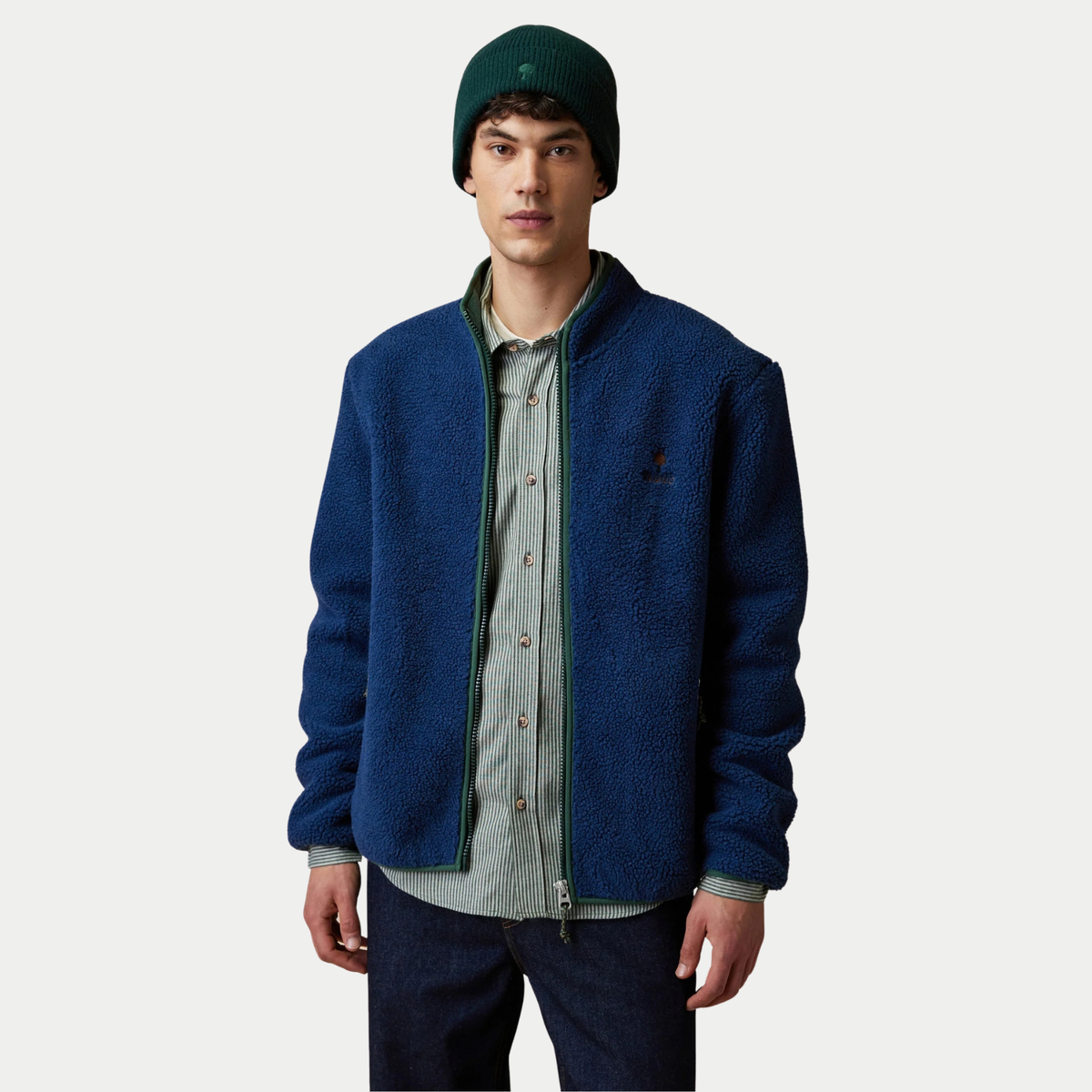 Veste polaire sherpa Faguo Senonche Bleu Marine portée ouverte, col montant doublé de vert