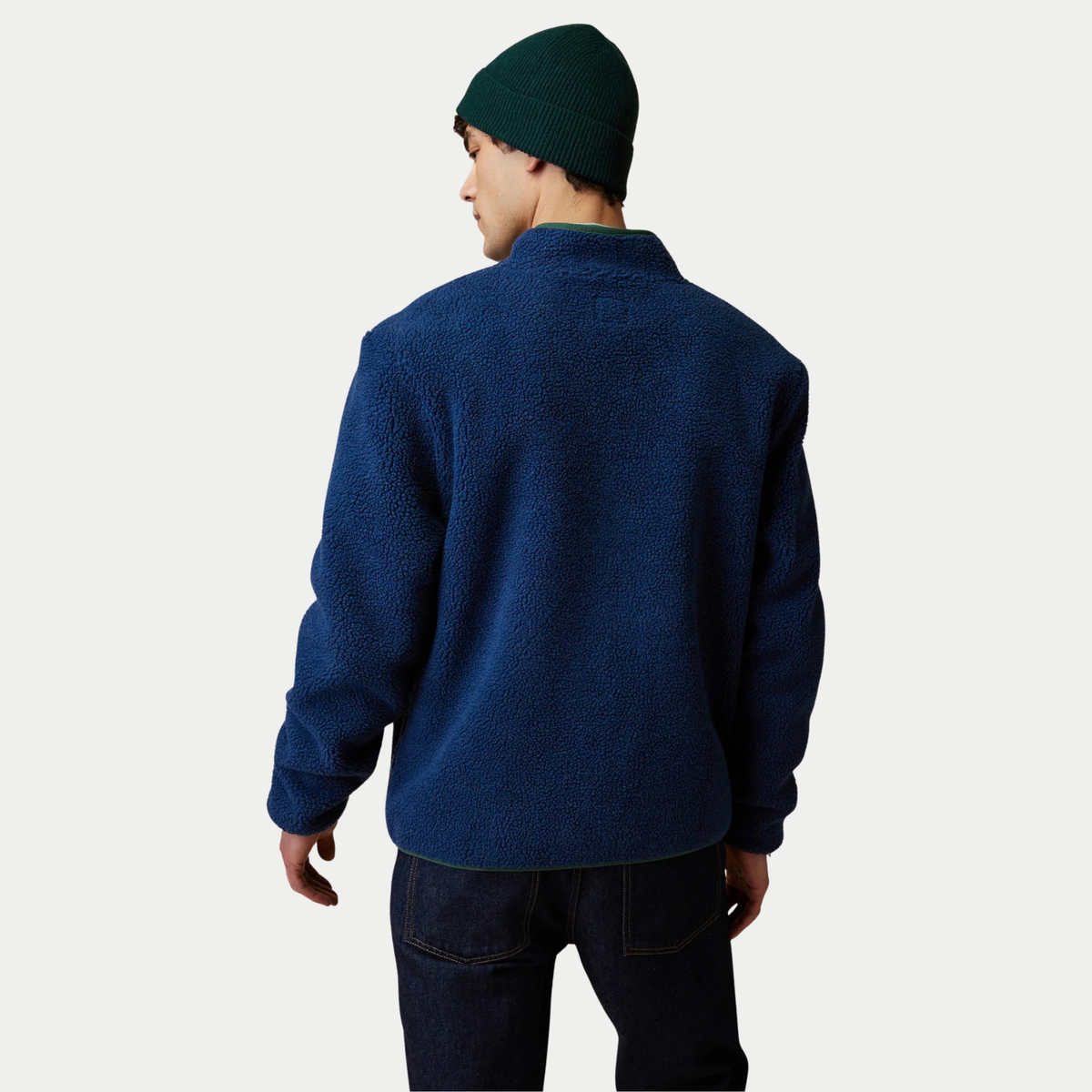 Dos de la veste polaire sherpa Faguo Senonche Bleu Marine portée, bas bordé d’un liseré vert