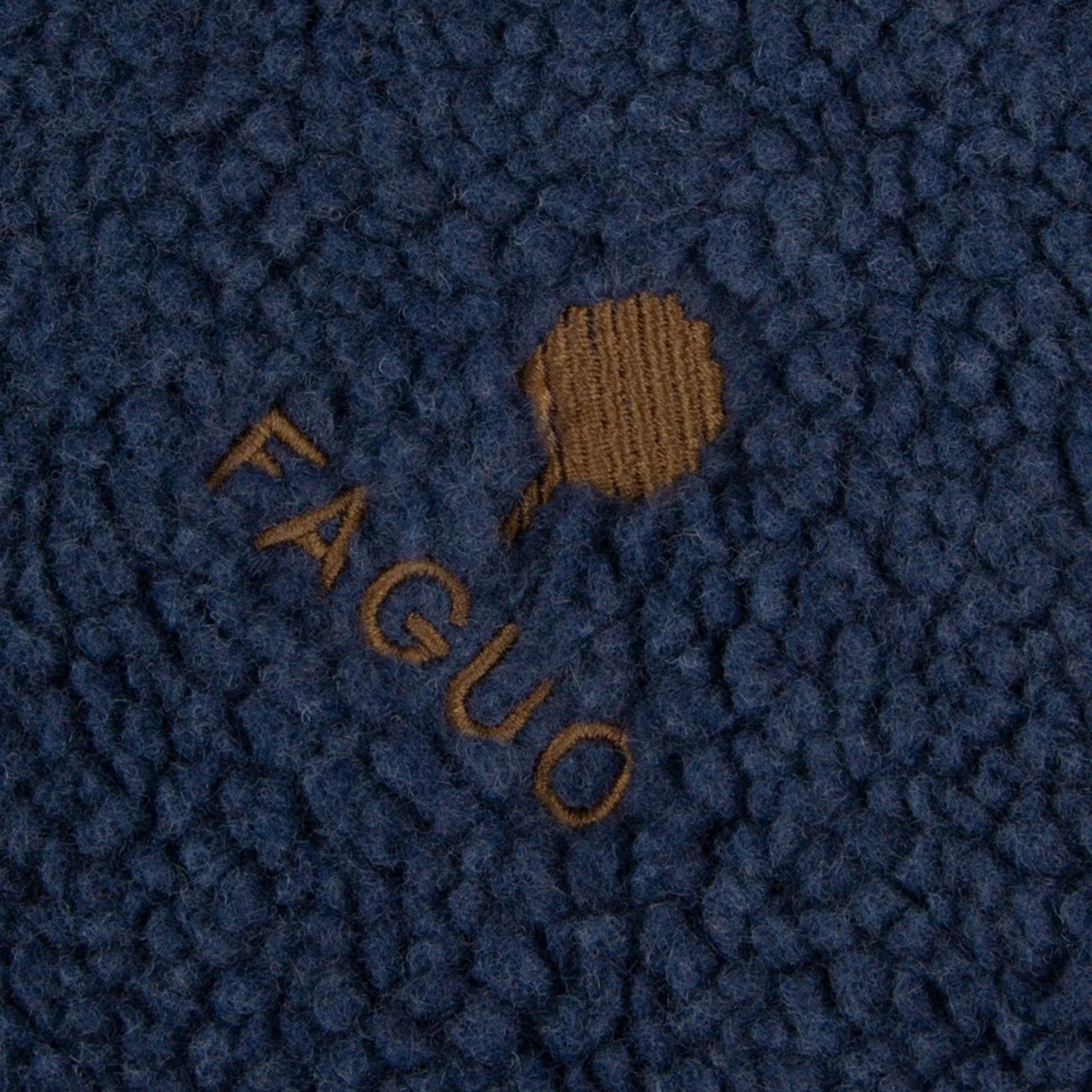 Détail de la sherpa bouclée Bleu Marine de la veste Faguo Senonche, logo arbre brodé marron